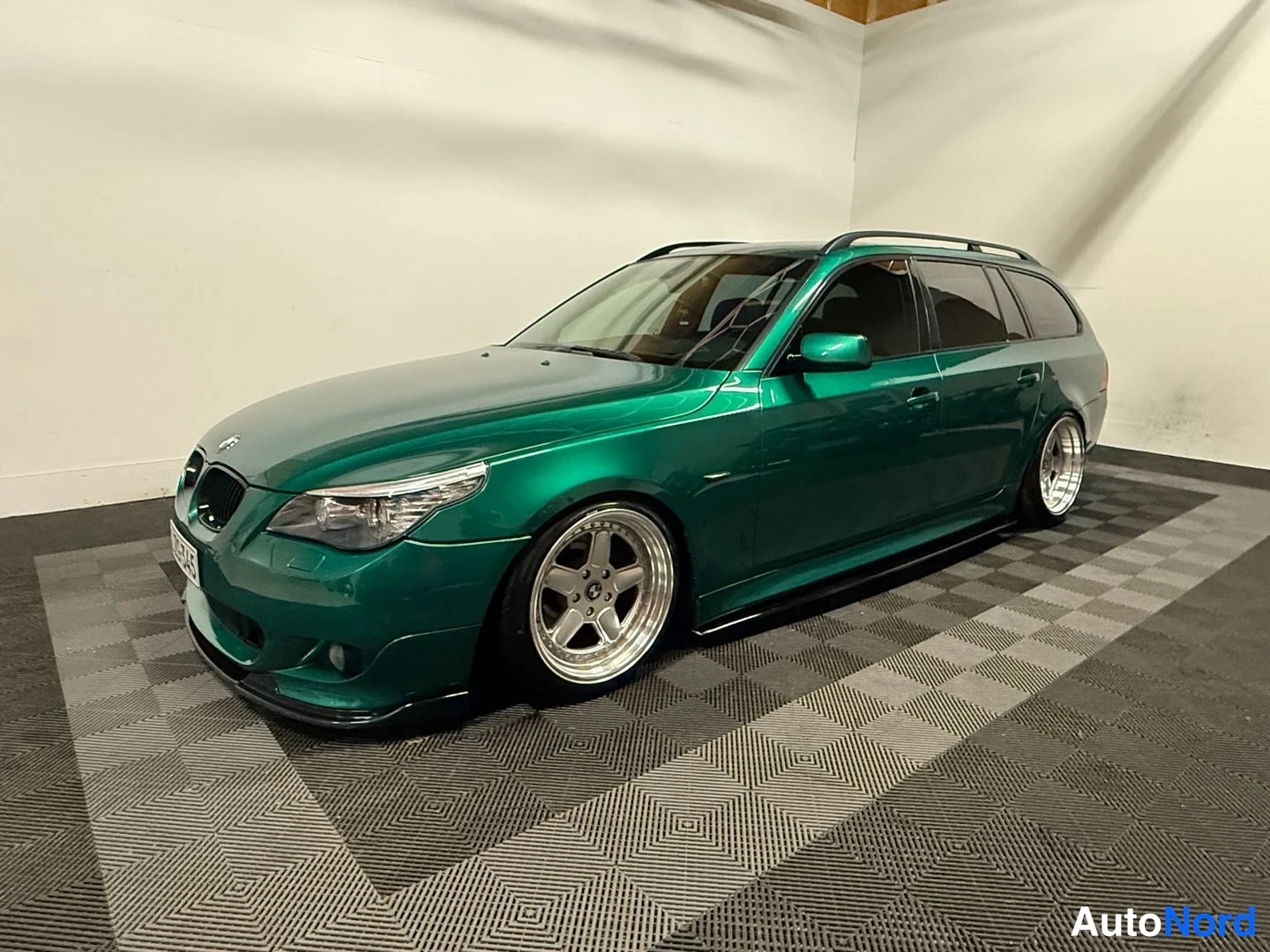 Vihreä BMW 535d 2008, etuviisto, keula vasemmalle, kuva 2
