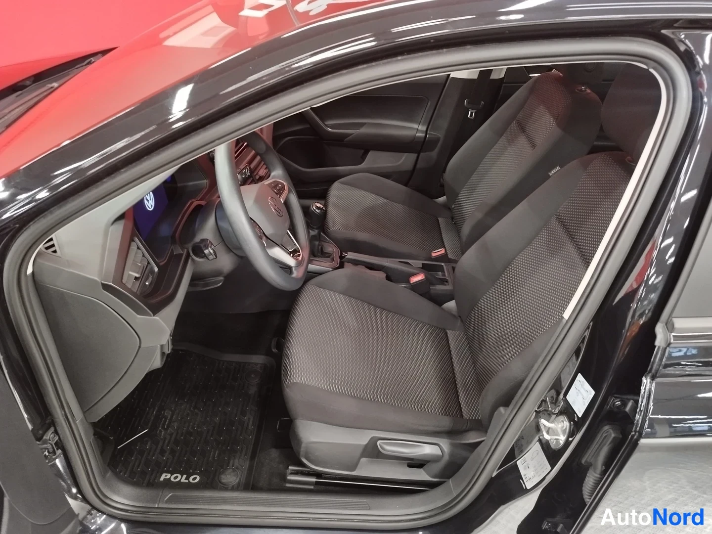 Musta Volkswagen Polo 2022, ohjaamo, kuva 7