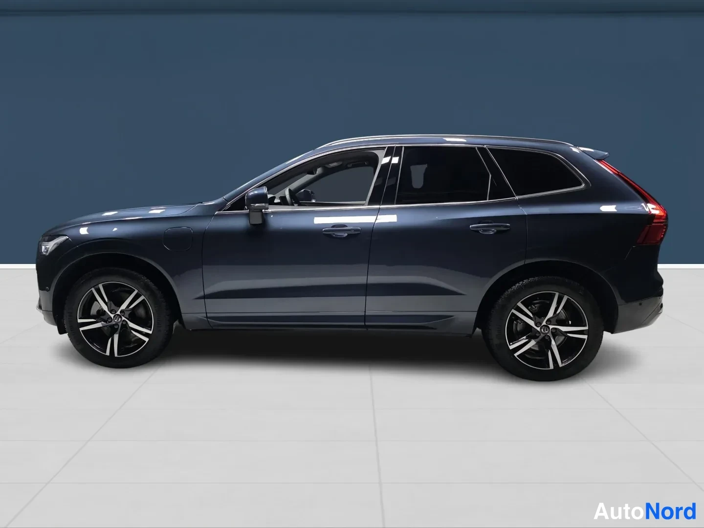 Sininen Volvo XC60 2026, etuviisto, keula vasemmalle, kuva 2