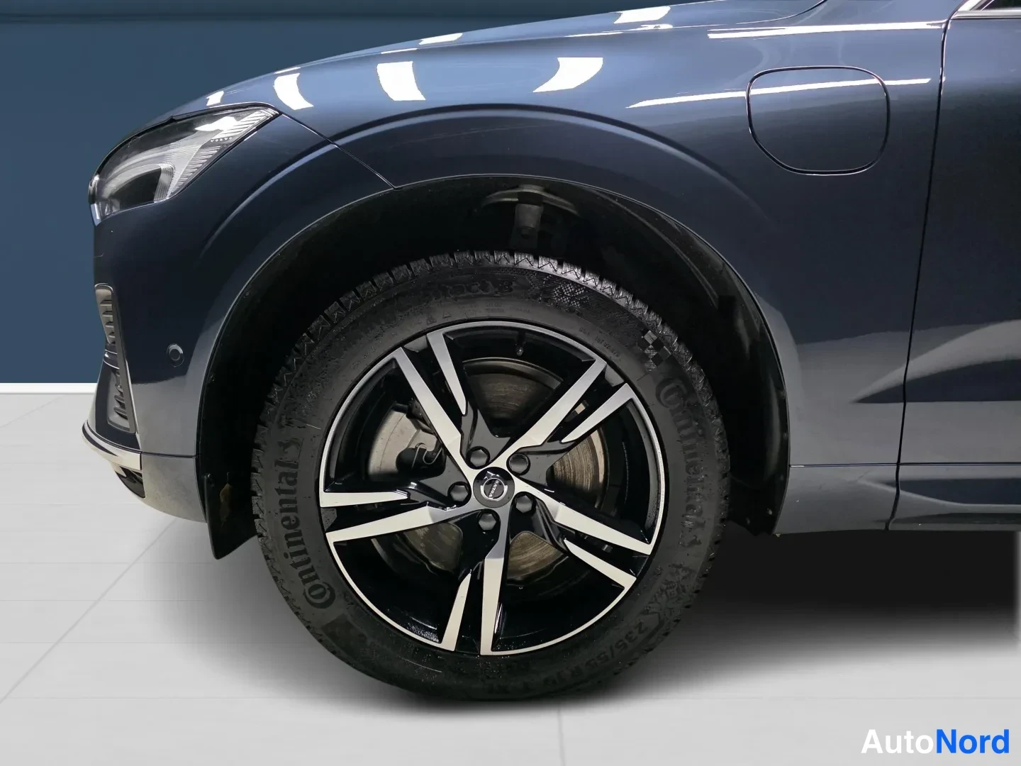 Sininen Volvo XC60 2026, etuviisto, keula vasemmalle, kuva 3