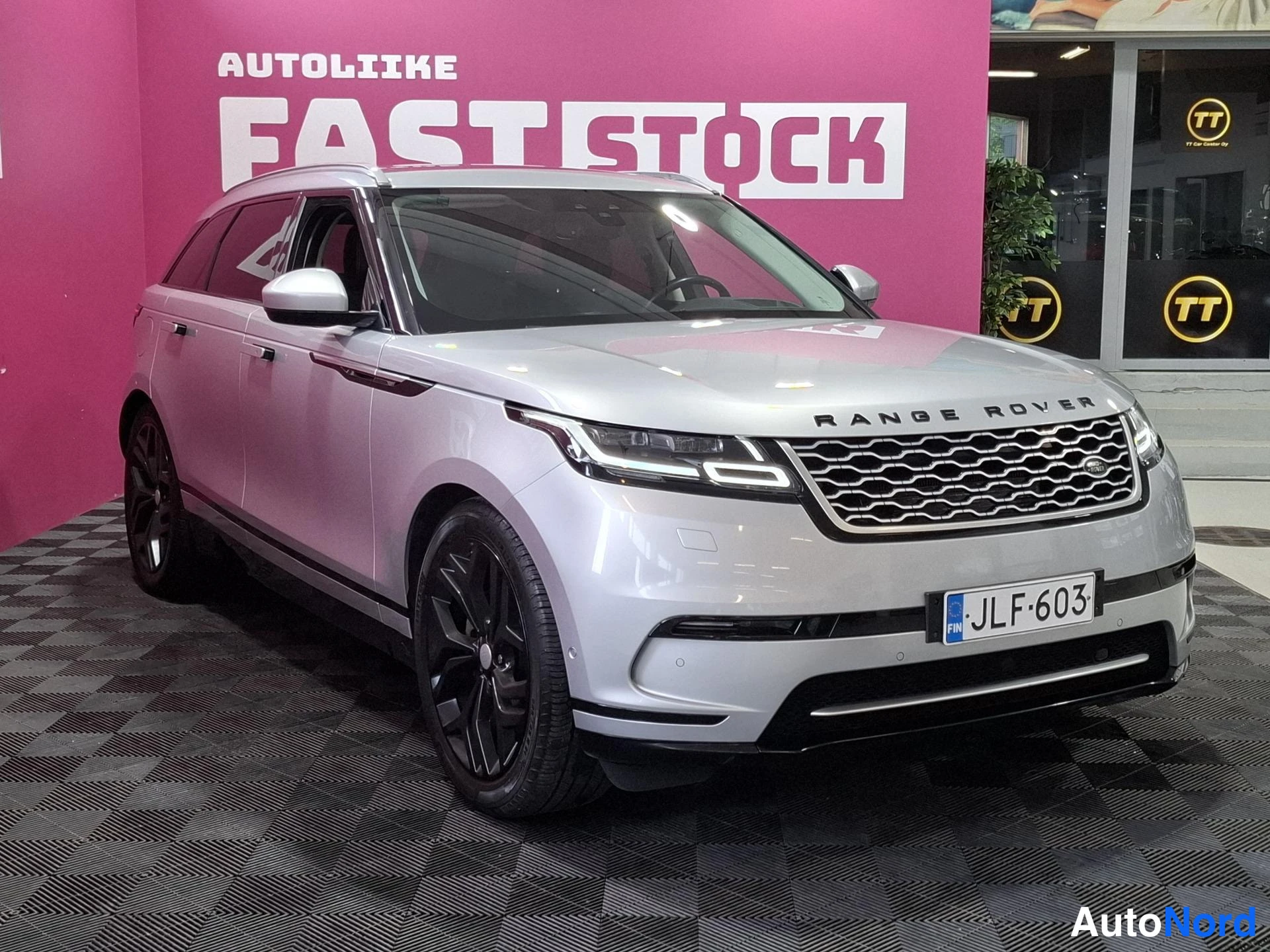 Harmaa Land Rover Range Rover Velar 2017, etuviisto, keula oikealle, kuva 2