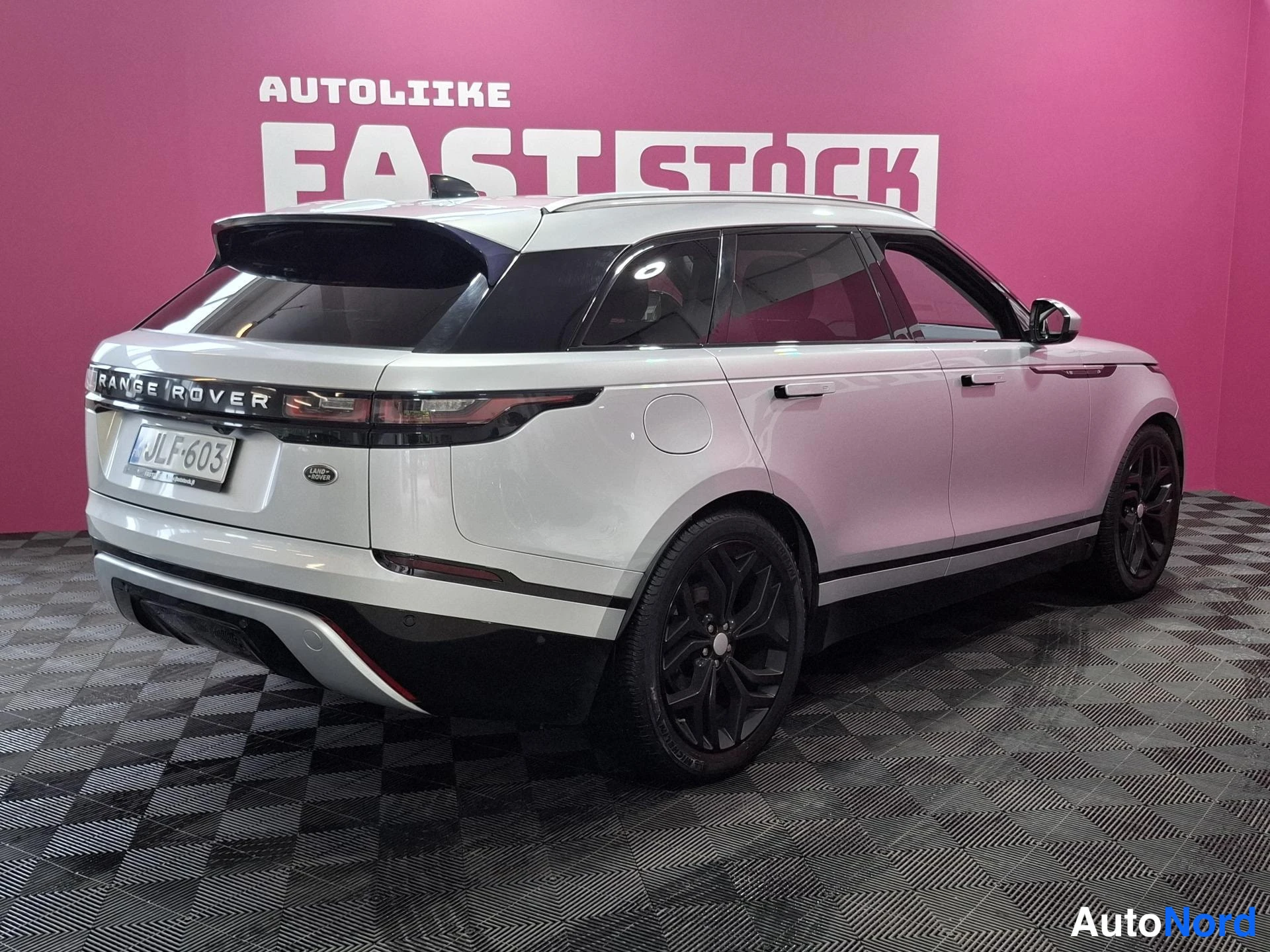 Harmaa Land Rover Range Rover Velar 2017, takaviisto, kuva 4