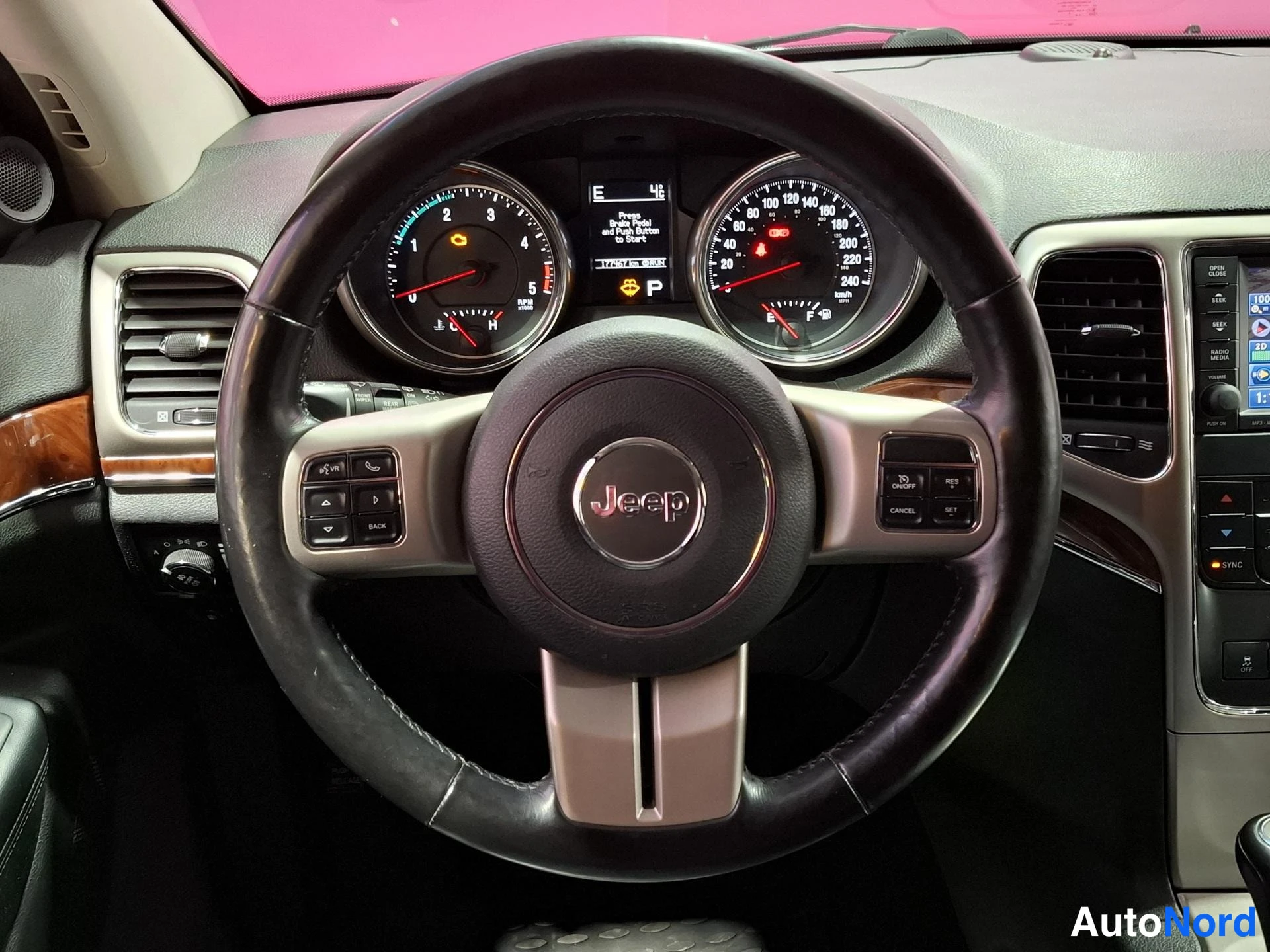Musta Jeep Grand Cherokee 2012, yksityiskohta, kuva 12