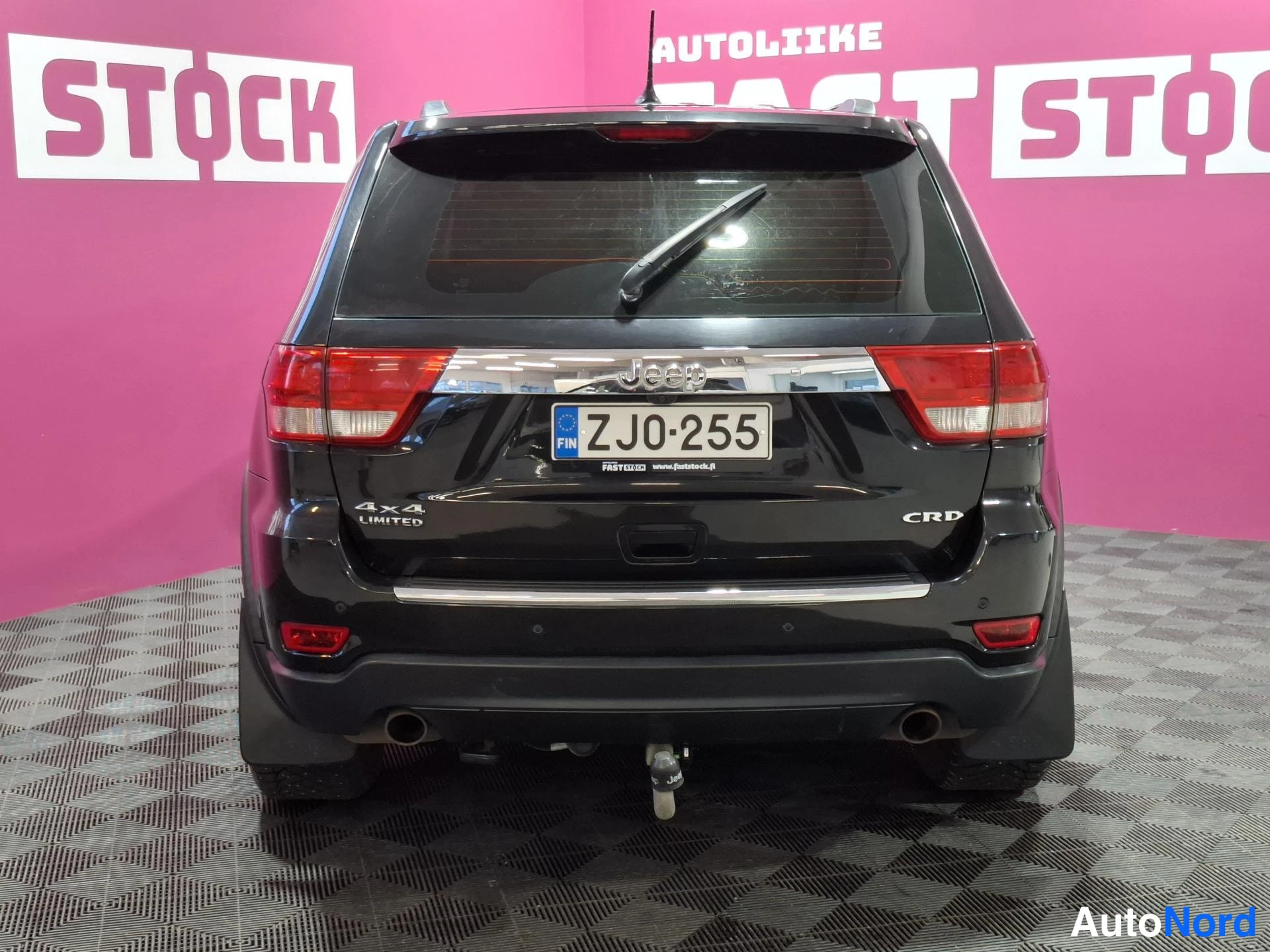 Musta Jeep Grand Cherokee 2012, takaa, kuva 6