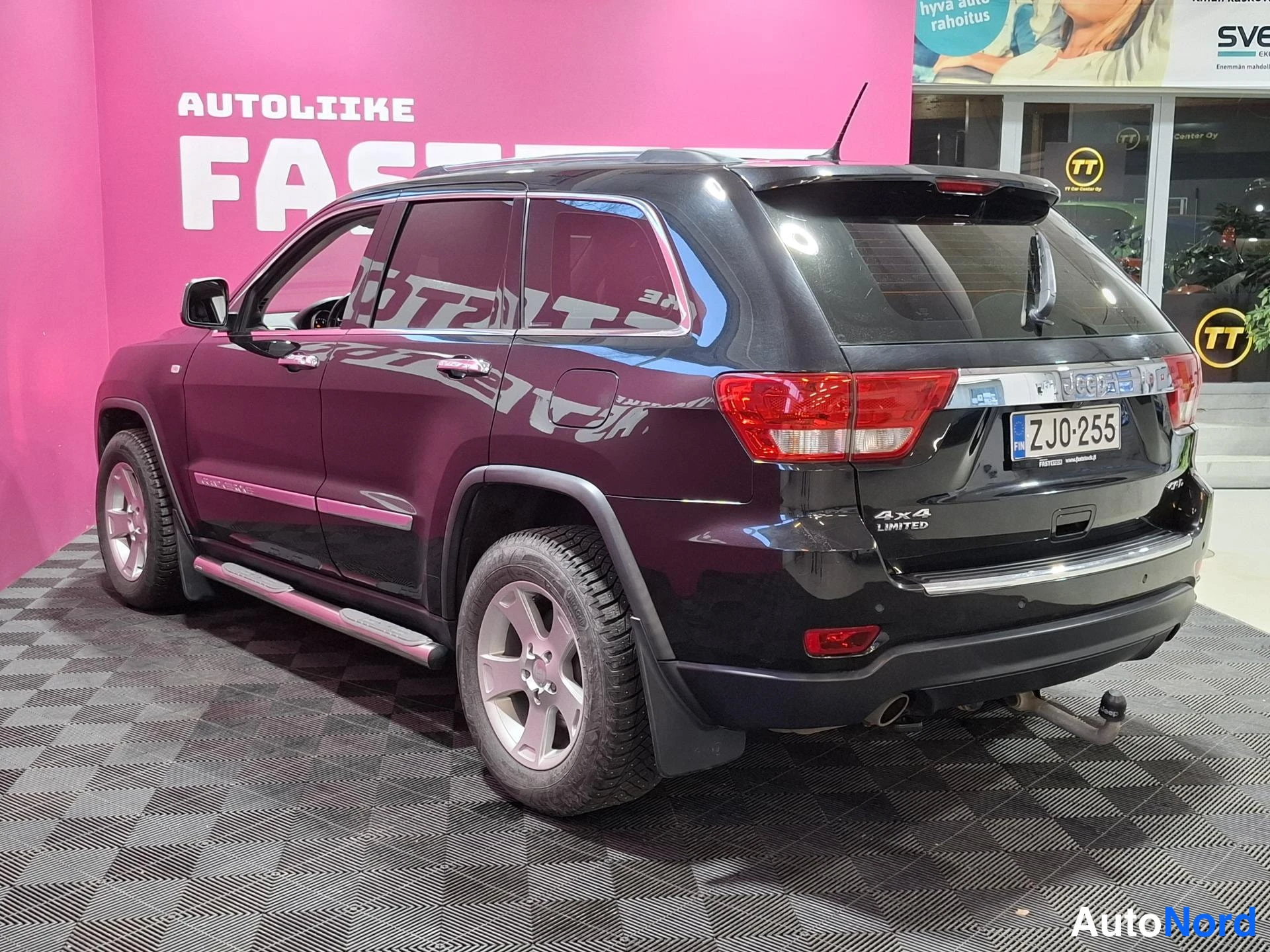 Musta Jeep Grand Cherokee 2012, takaviisto, kuva 5
