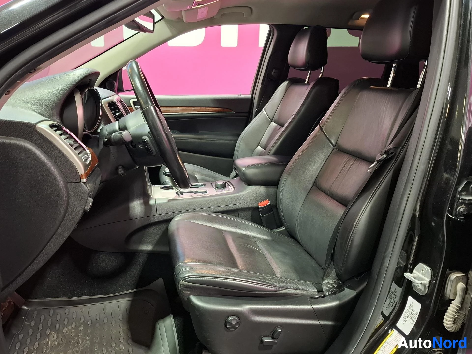 Musta Jeep Grand Cherokee 2012, etuistuimet, kuva 10