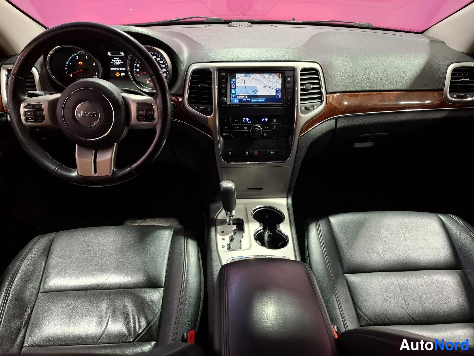 Musta Jeep Grand Cherokee 2012, ohjaamo, kuva 8