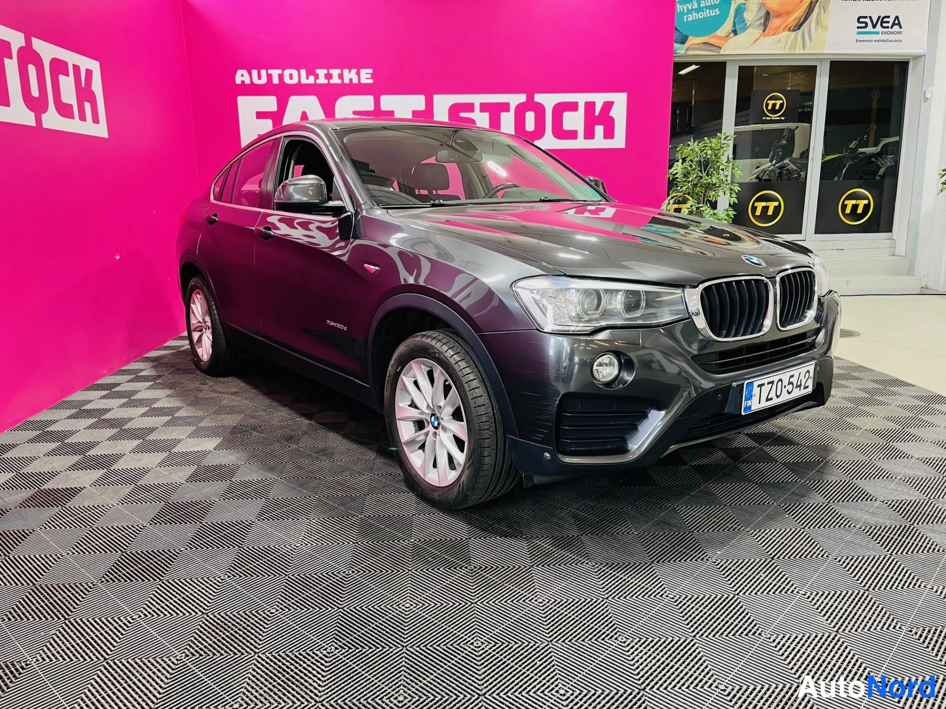 Harmaa BMW X4 xDrive20d 2015, etuviisto, keula oikealle, kuva 2