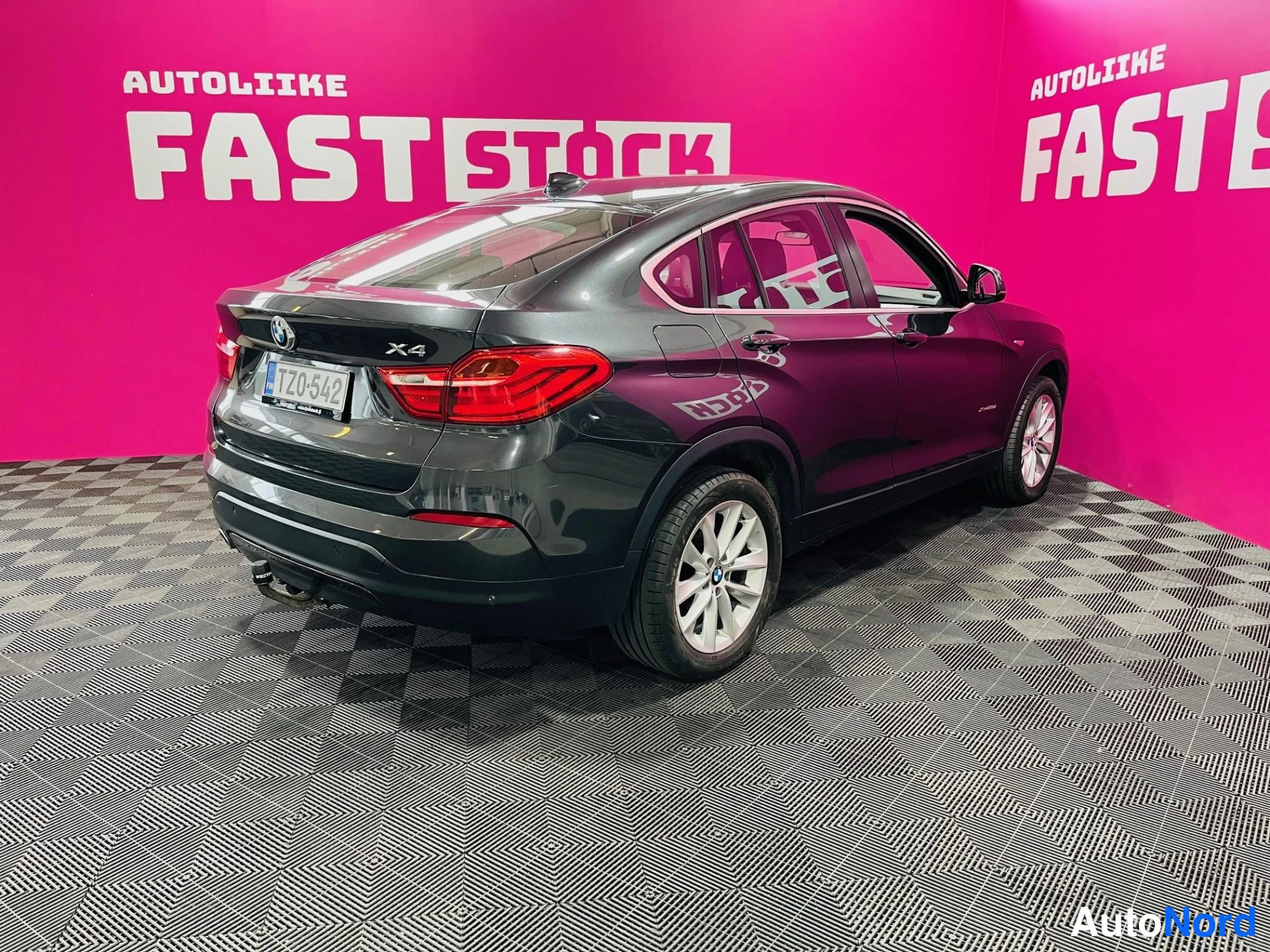 Harmaa BMW X4 xDrive20d 2015, takaviisto, kuva 5