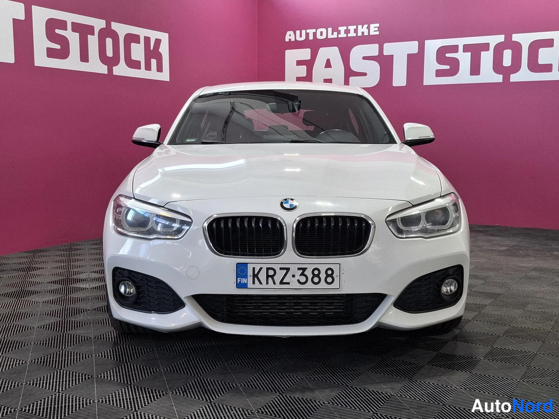 Valkoinen BMW 116i 2015, edestä, kuva 3