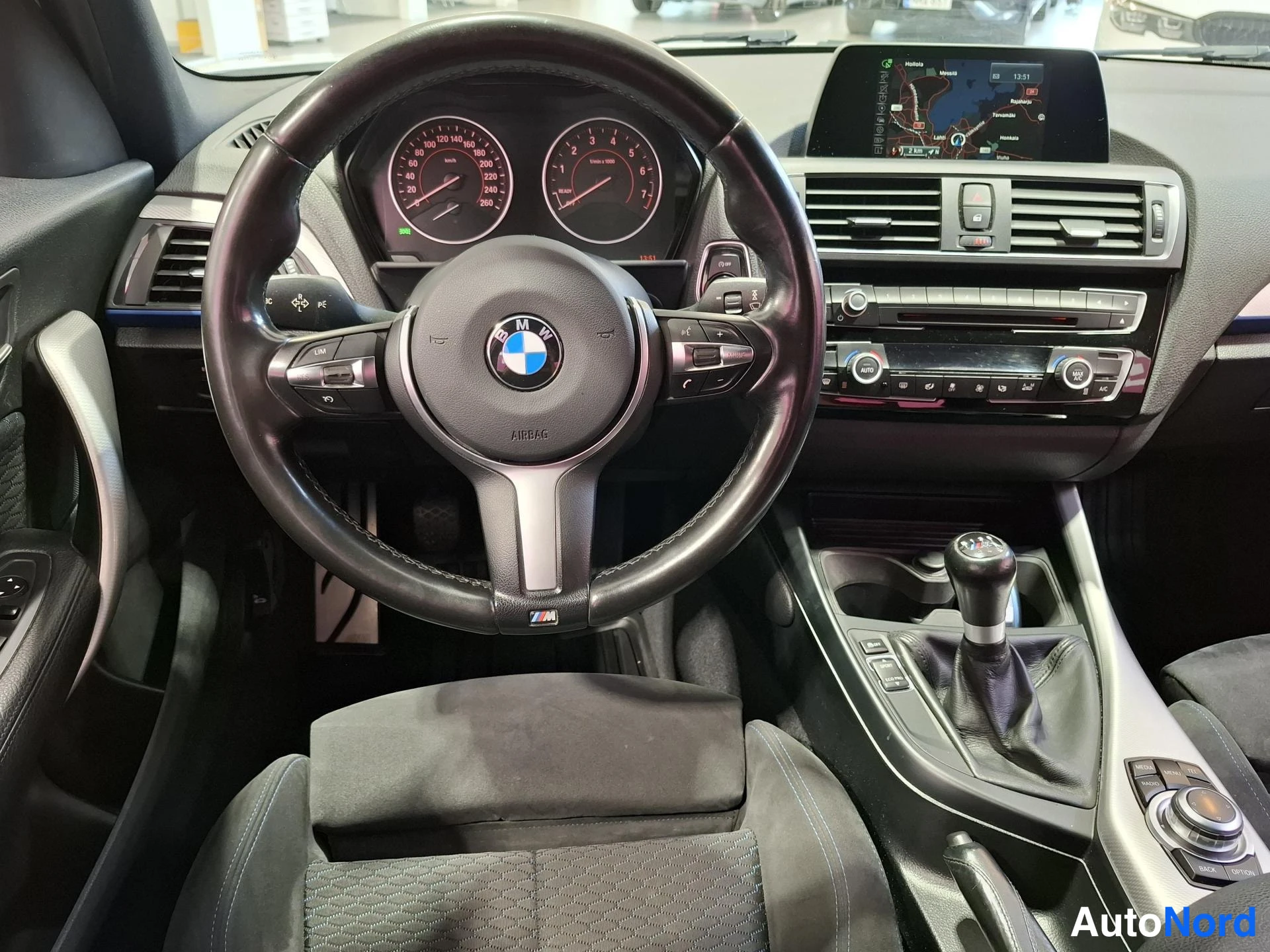 Valkoinen BMW 116i 2015, ohjaamo, kuva 10