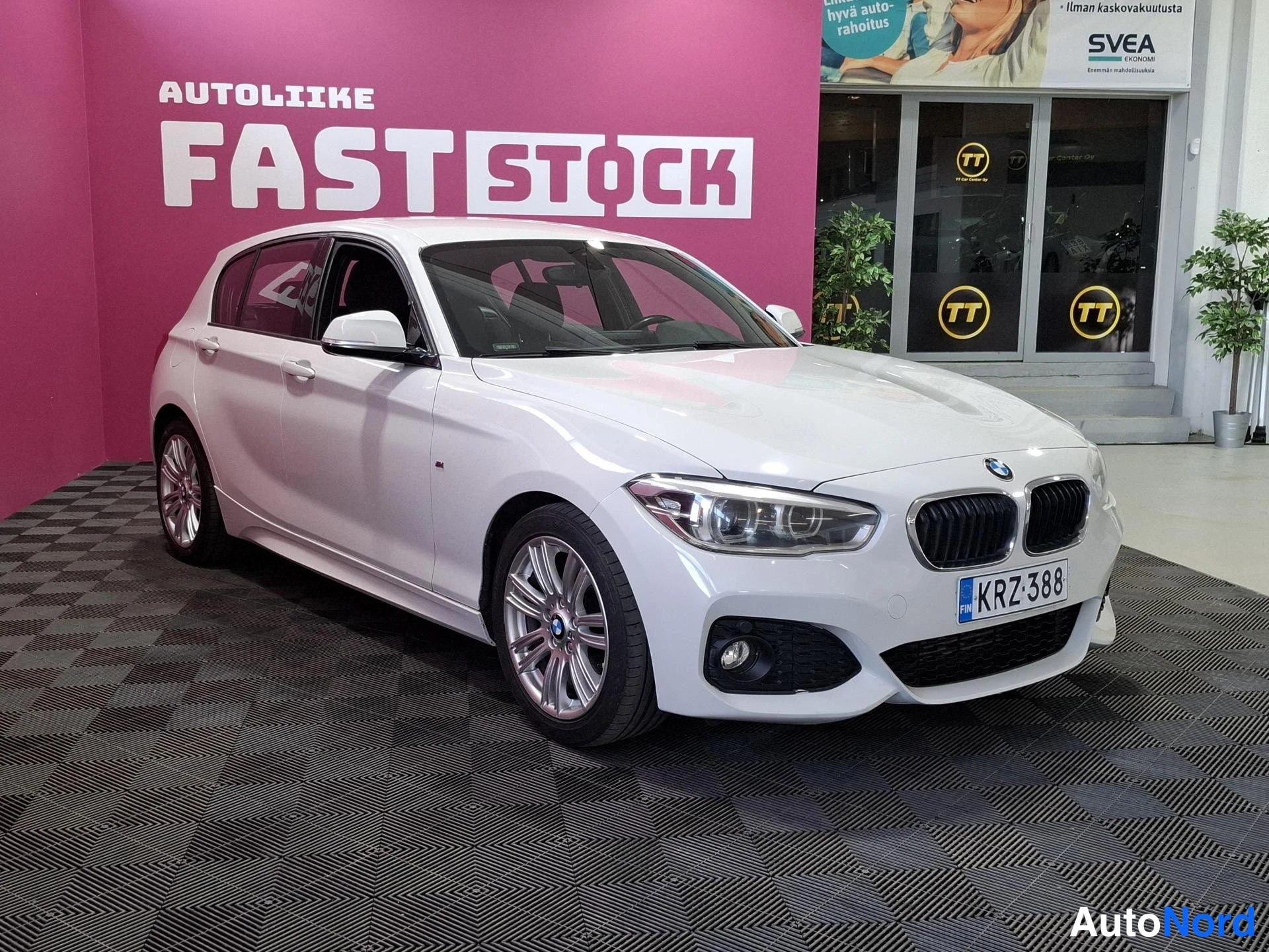 Valkoinen BMW 116i 2015, etuviisto, keula oikealle, kuva 2