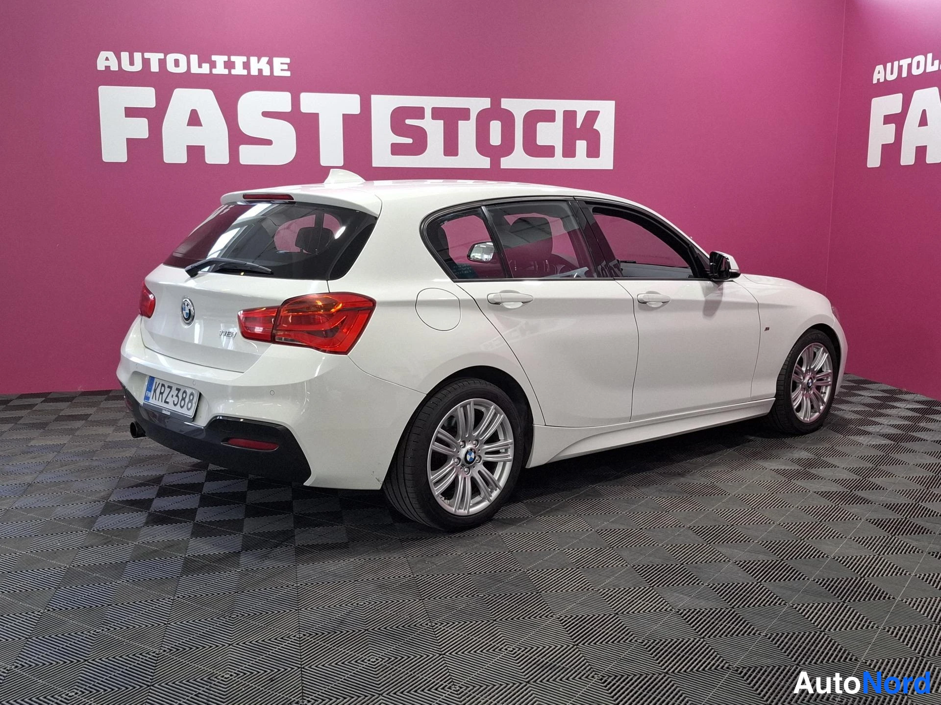 Valkoinen BMW 116i 2015, takaviisto, kuva 4