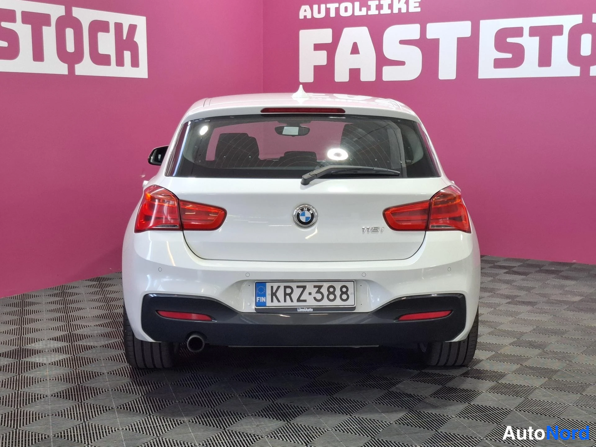 Valkoinen BMW 116i 2015, takaa, kuva 6