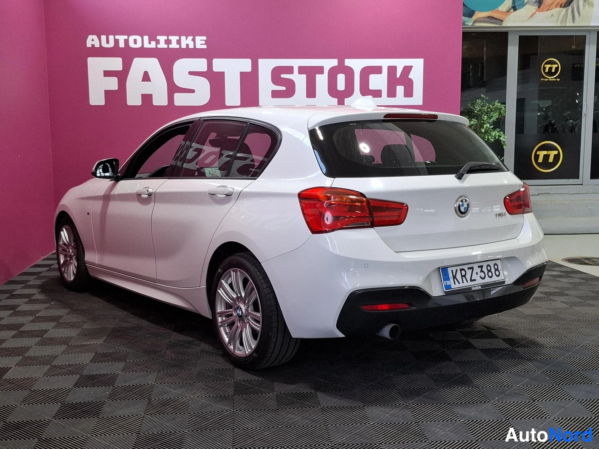 Valkoinen BMW 116i 2015, takaviisto, kuva 5