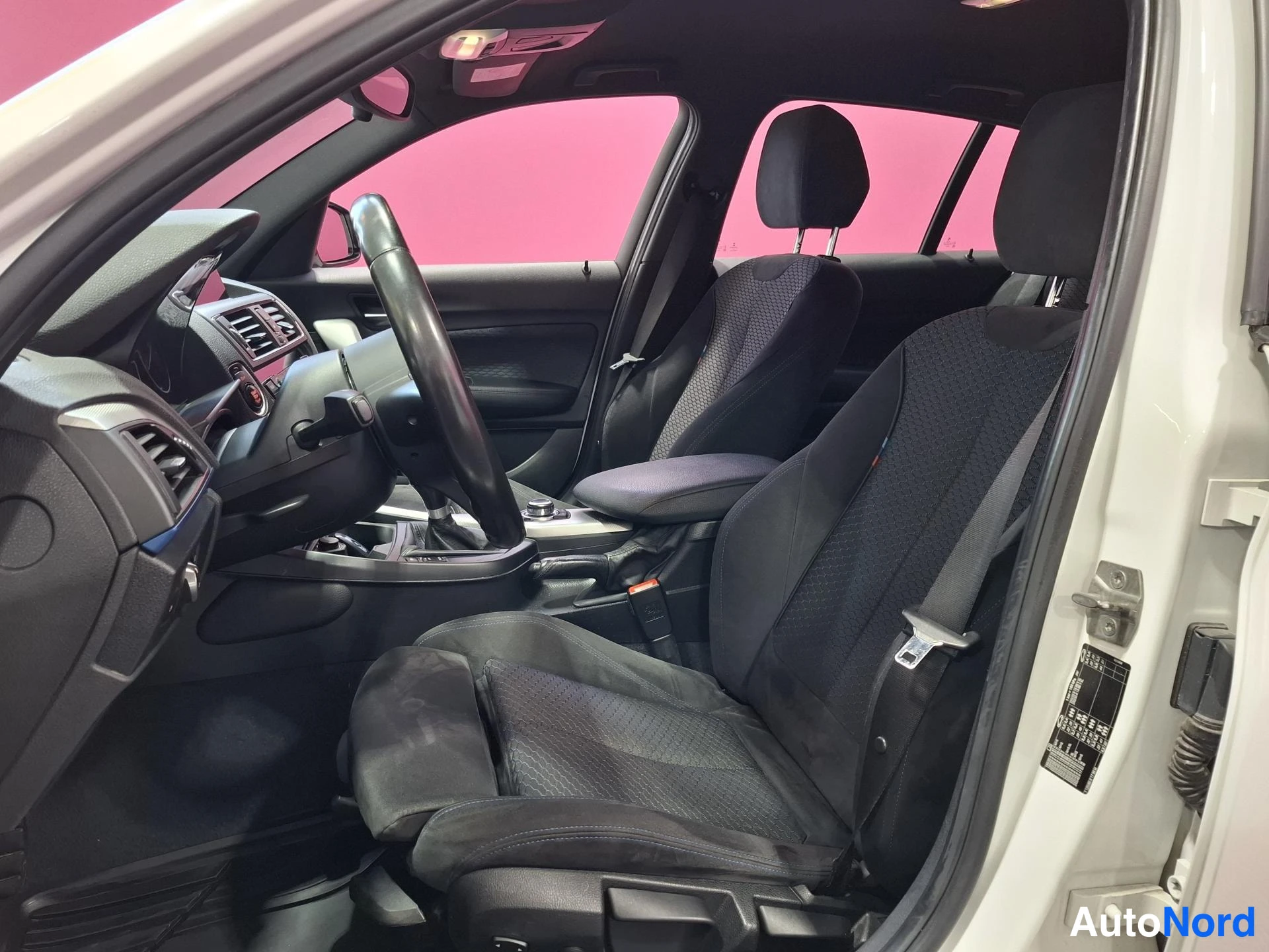 Valkoinen BMW 116i 2015, ohjaamo, kuva 7
