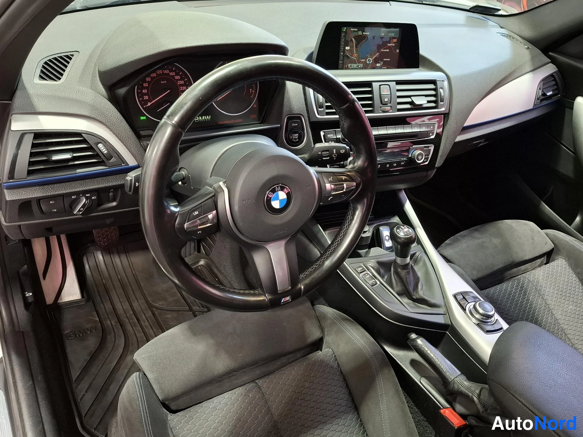 Valkoinen BMW 116i 2015, ohjaamo, kuva 8