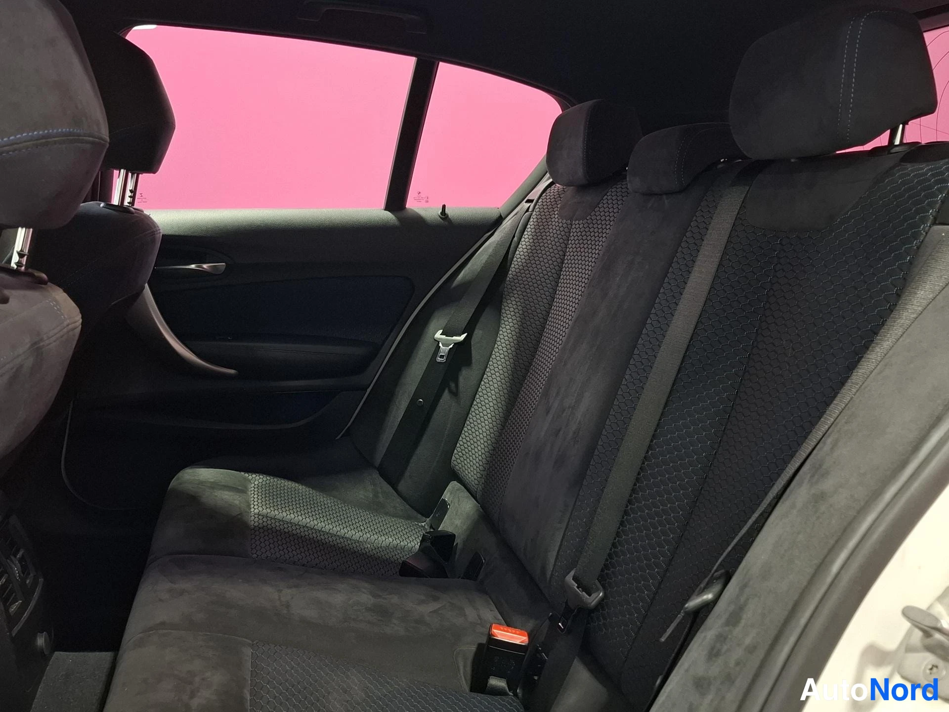 Valkoinen BMW 116i 2015, takaistuimet, kuva 11