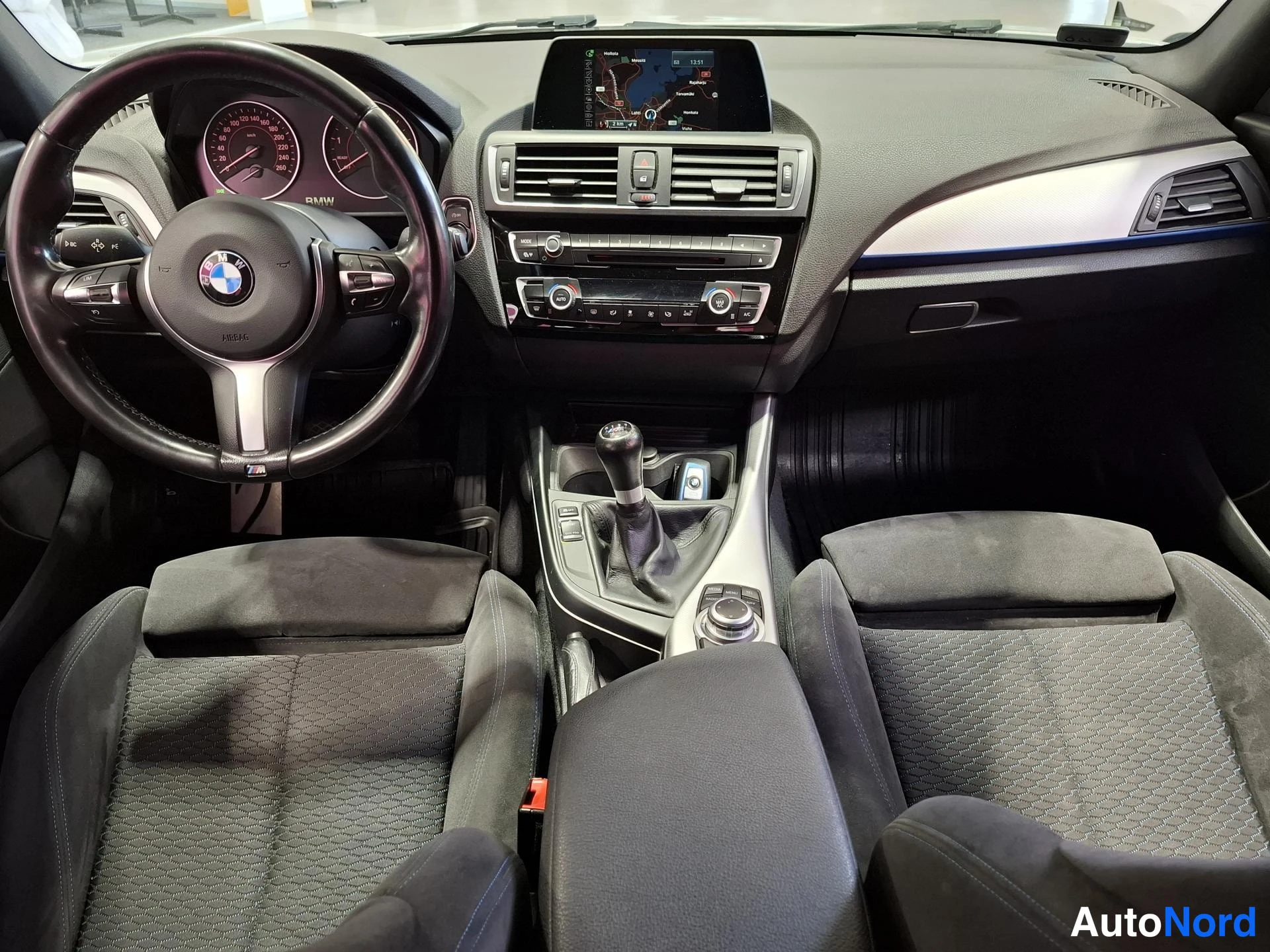 Valkoinen BMW 116i 2015, ohjaamo, kuva 9