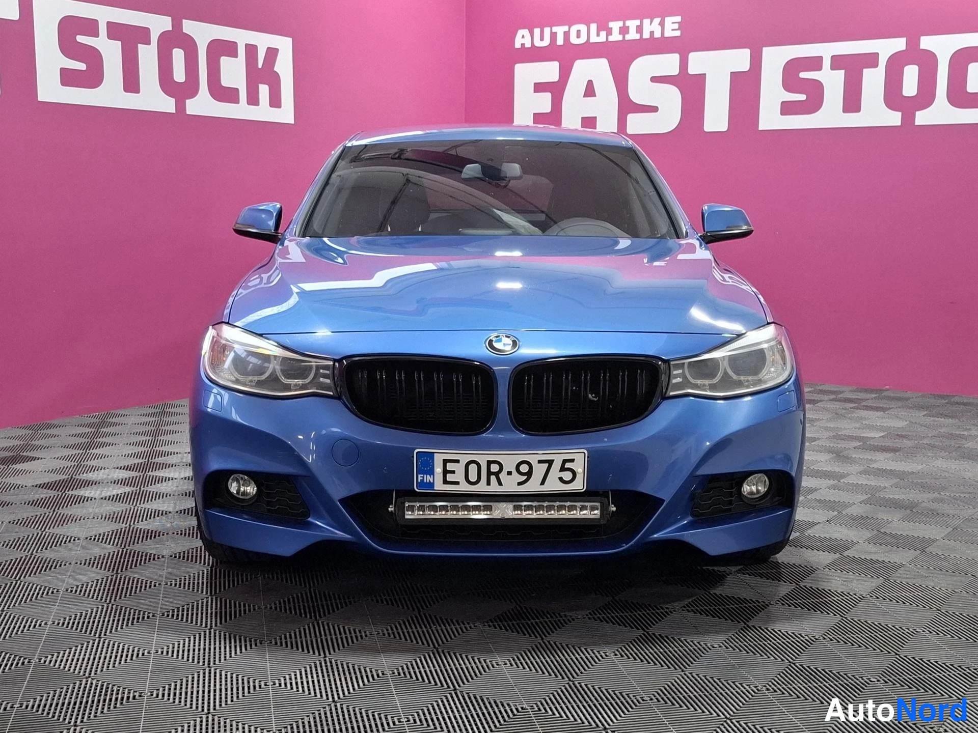Sininen BMW 320i 2014, edestä, kuva 3