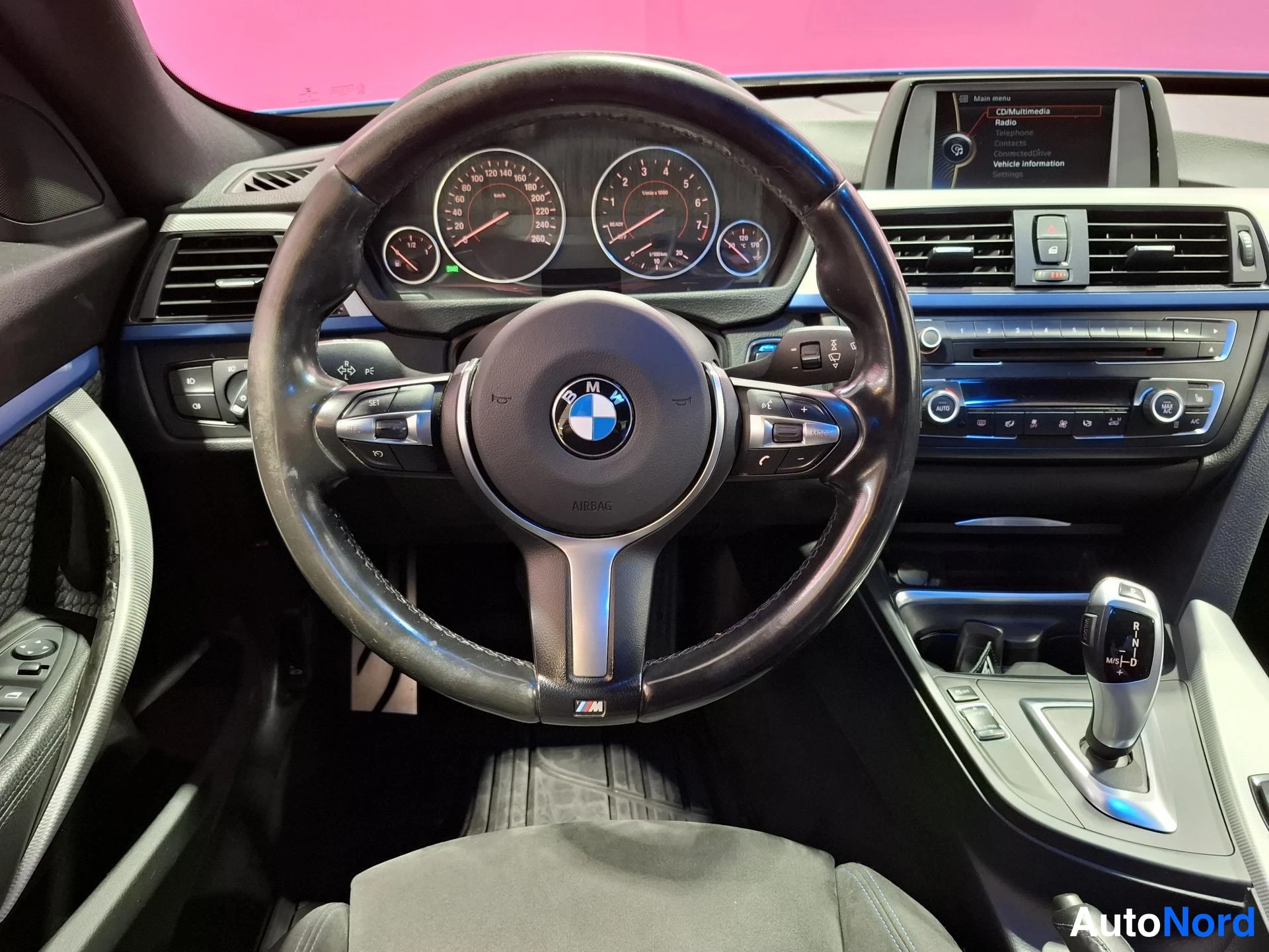 Sininen BMW 320i 2014, ohjaamo, kuva 10