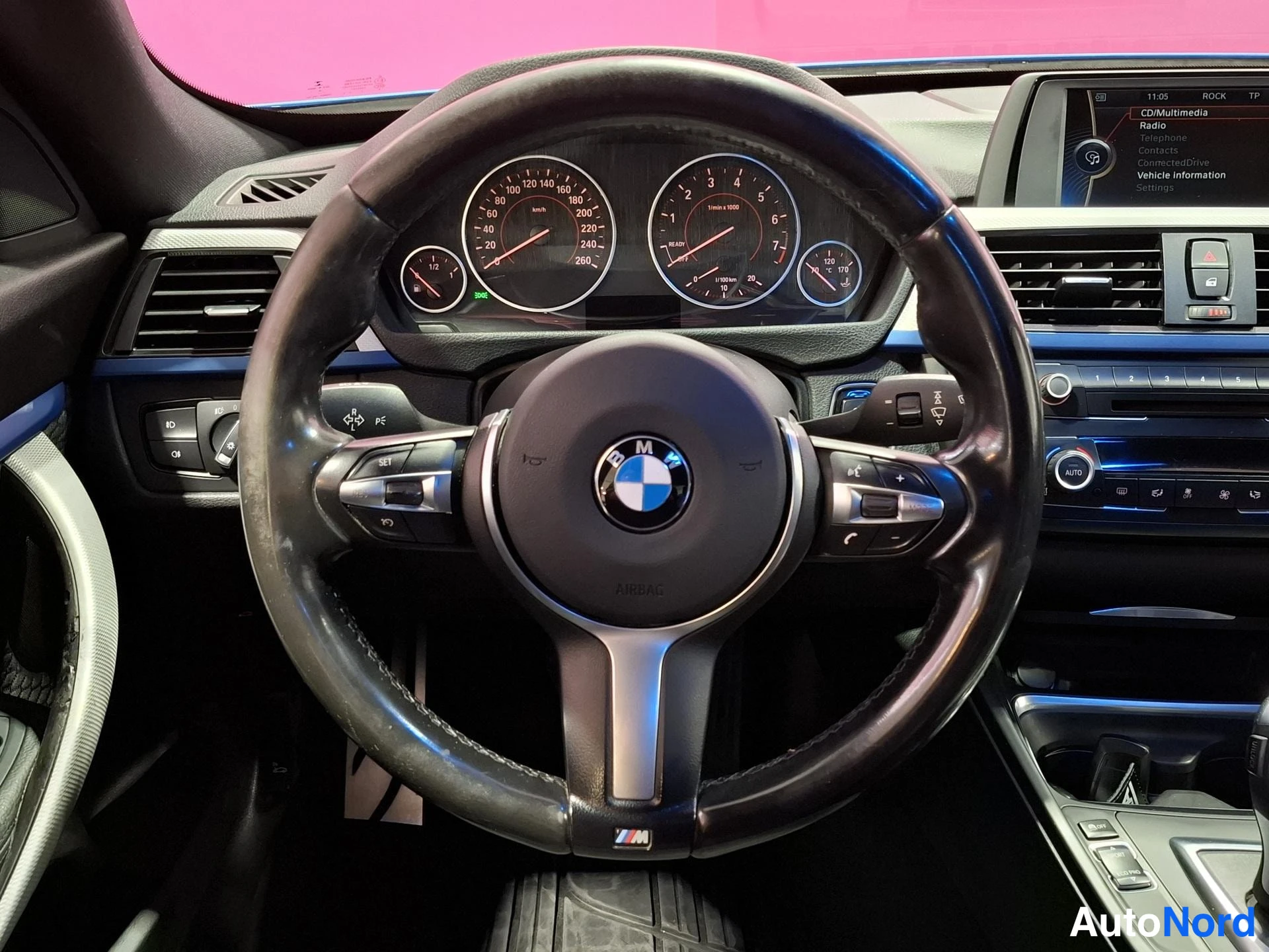 Sininen BMW 320i 2014, yksityiskohta, kuva 12