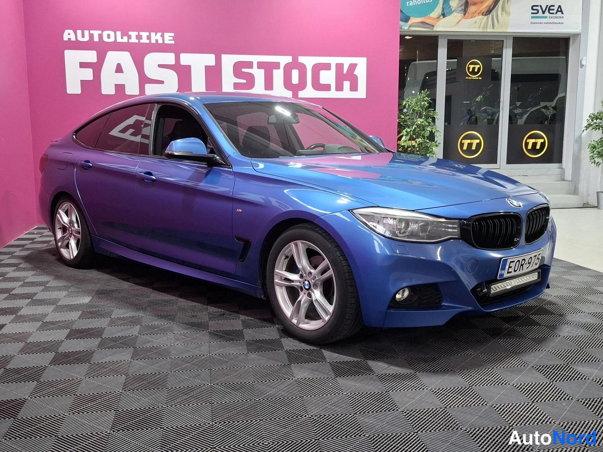 Sininen BMW 320i 2014, etuviisto, keula oikealle, kuva 2