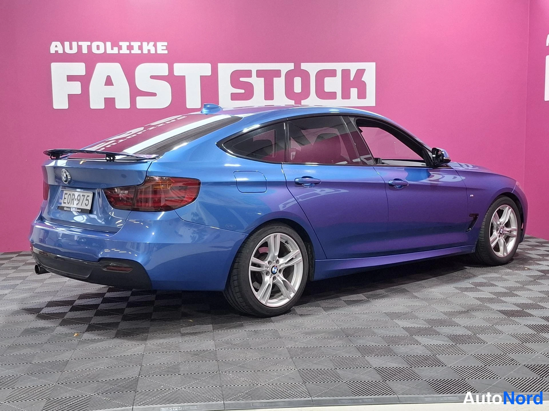 Sininen BMW 320i 2014, takaviisto, kuva 4