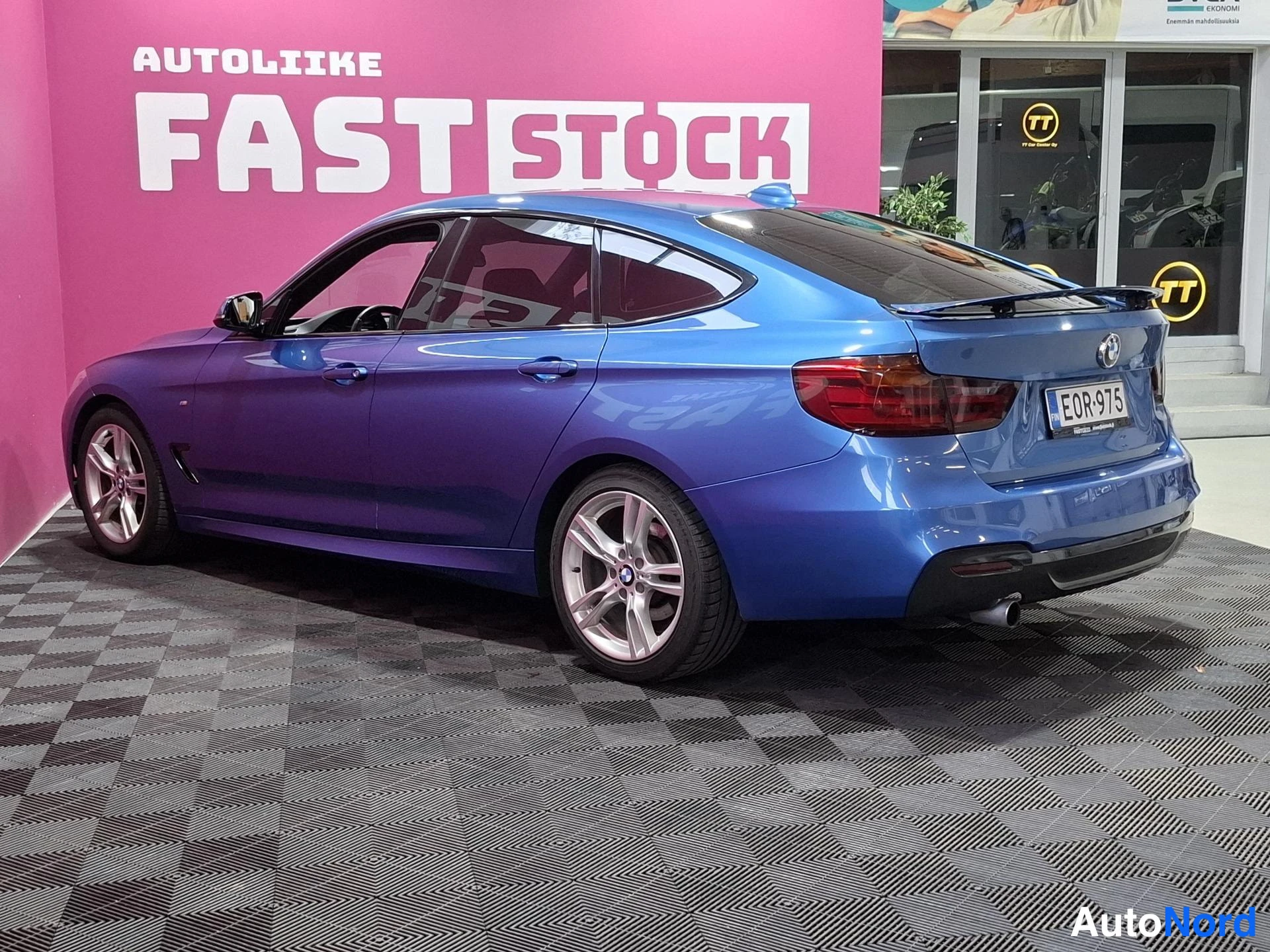 Sininen BMW 320i 2014, takaviisto, kuva 5