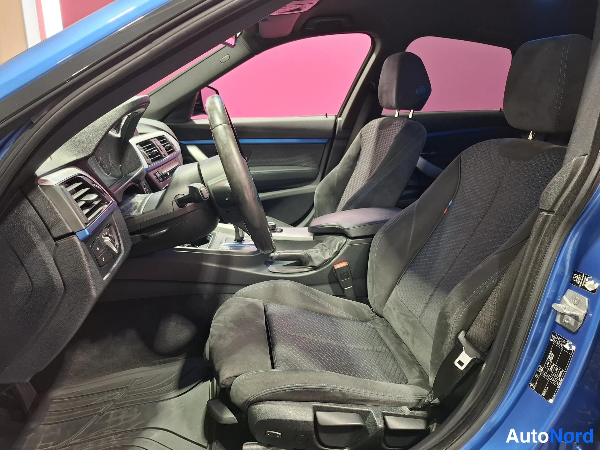 Sininen BMW 320i 2014, ohjaamo, kuva 7