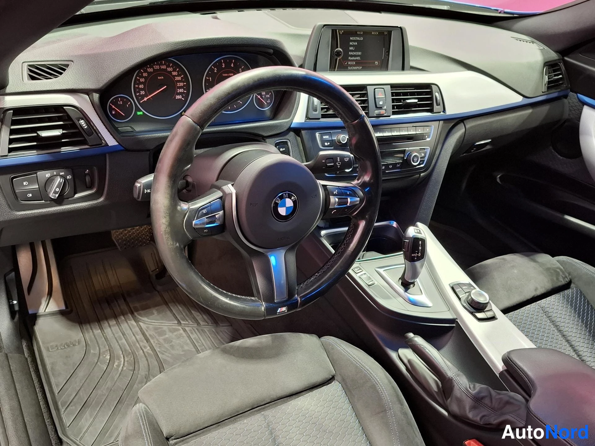 Sininen BMW 320i 2014, ohjaamo, kuva 8