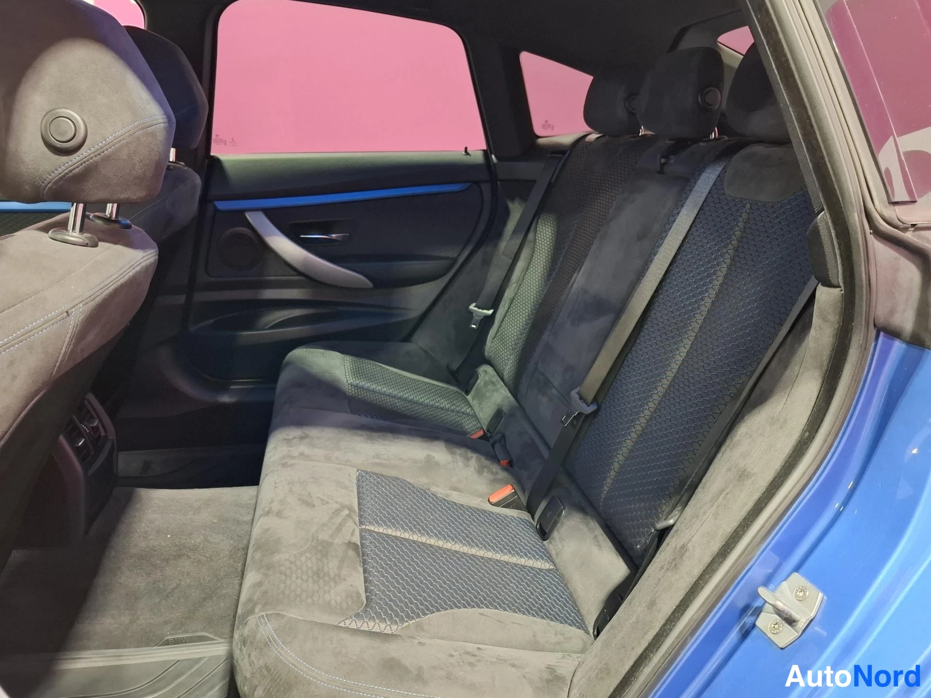 Sininen BMW 320i 2014, takaistuimet, kuva 11