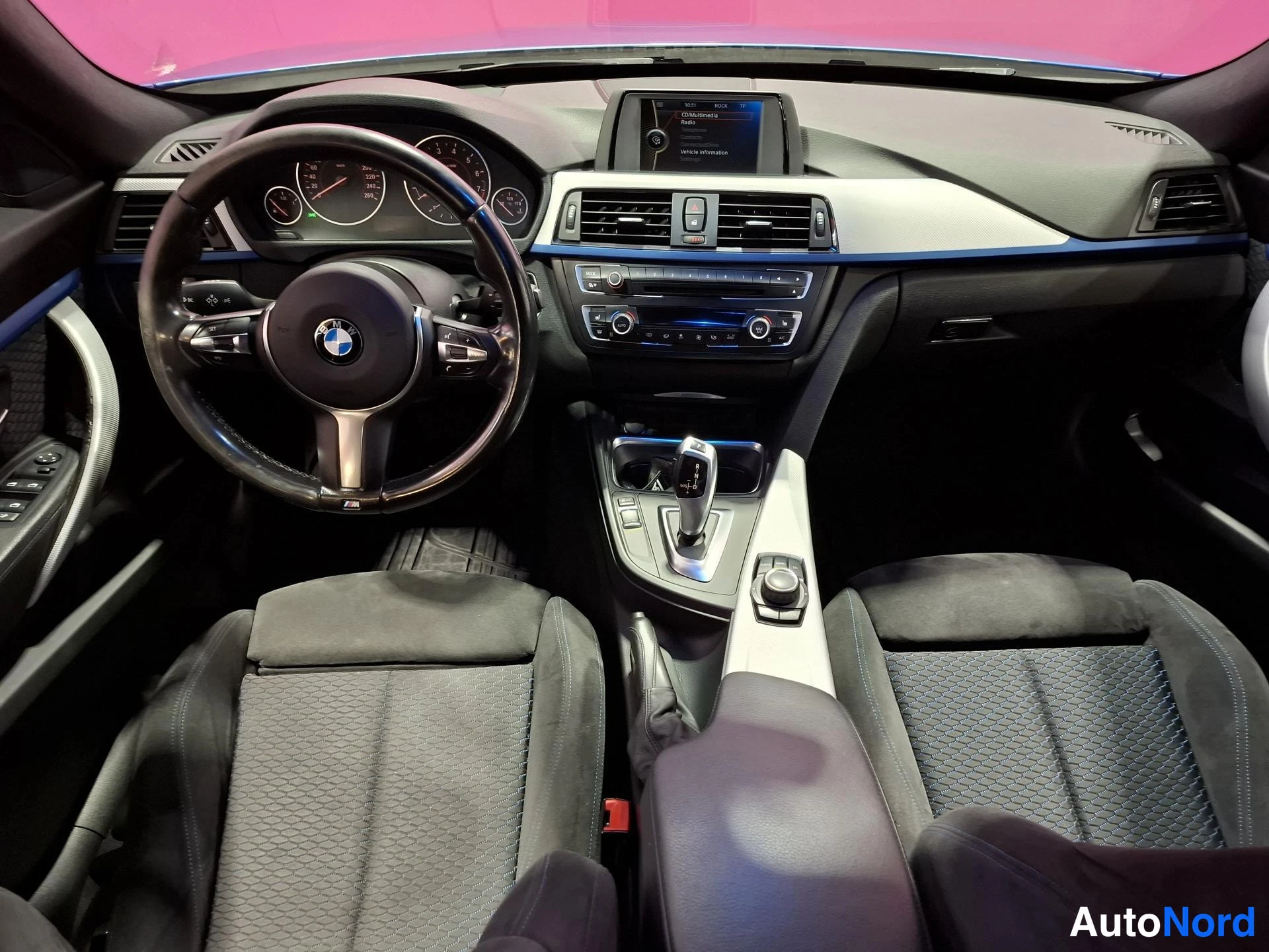 Sininen BMW 320i 2014, ohjaamo, kuva 9