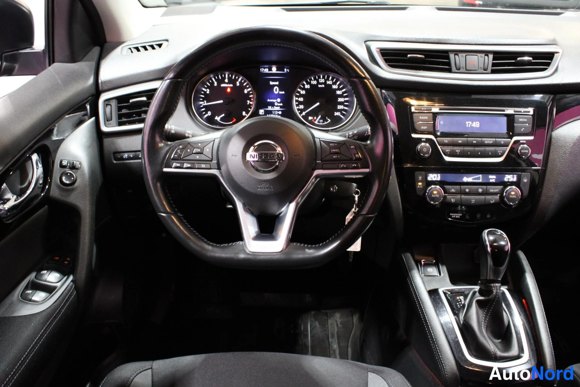 Violetti Nissan Qashqai 2018, ohjaamo, kuva 9