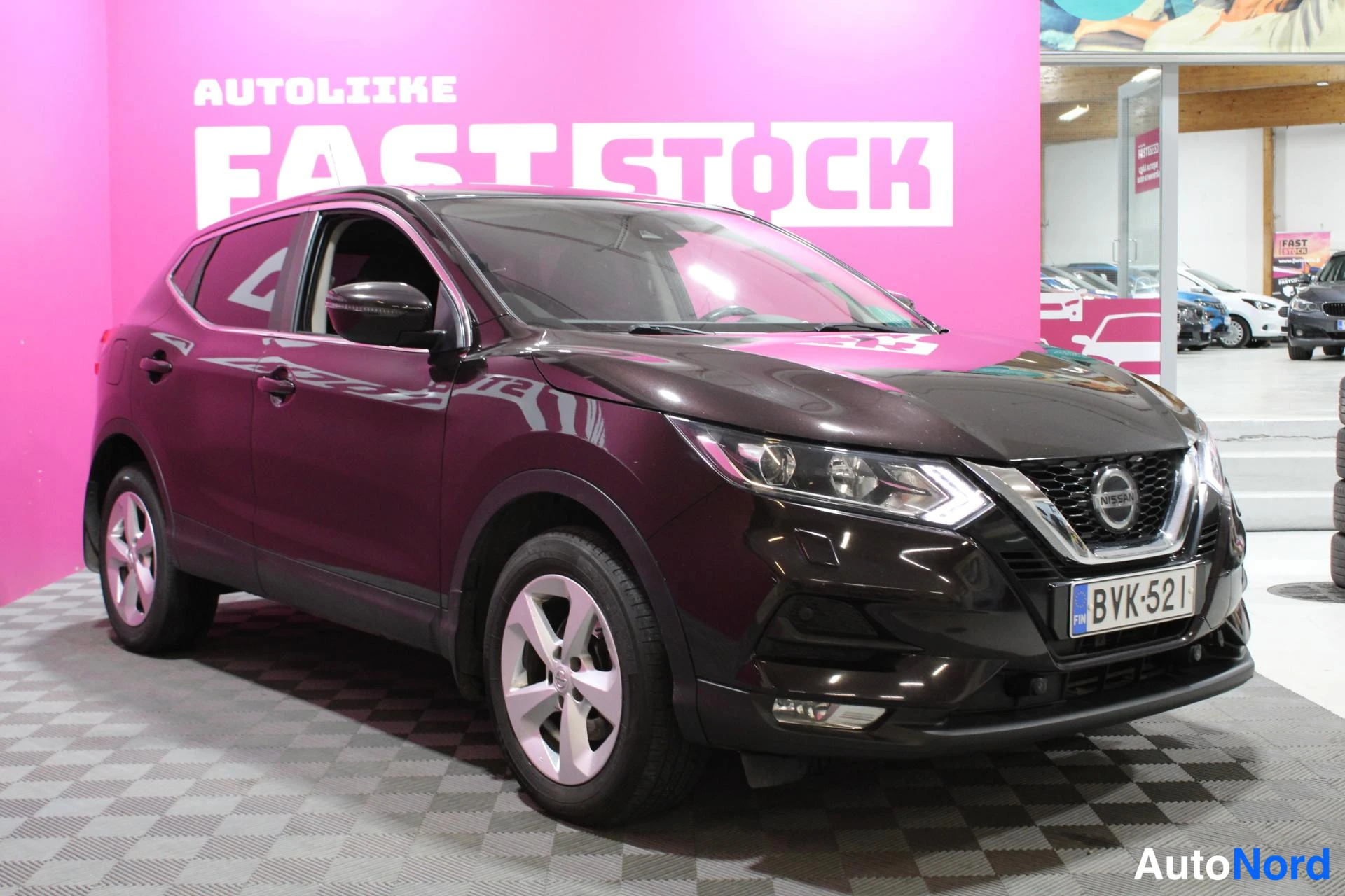 Violetti Nissan Qashqai 2018, etuviisto, keula oikealle, kuva 2