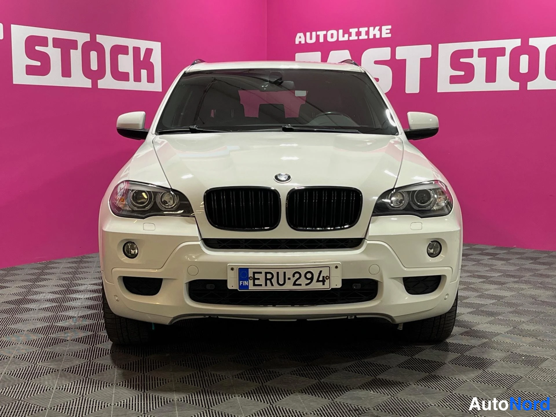 Valkoinen BMW X5 2008, edestä, kuva 3