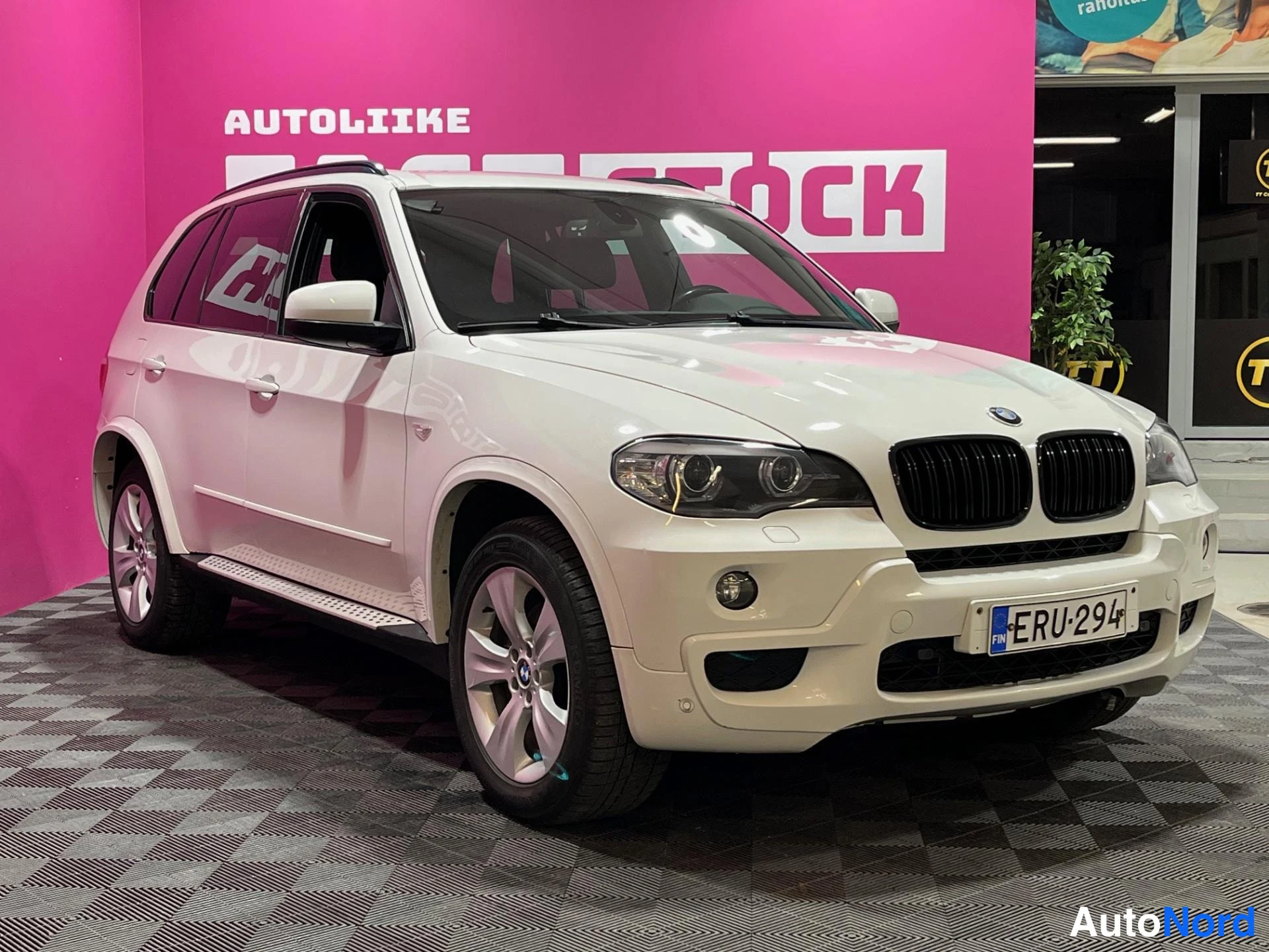 Valkoinen BMW X5 2008, etuviisto, keula oikealle, kuva 2