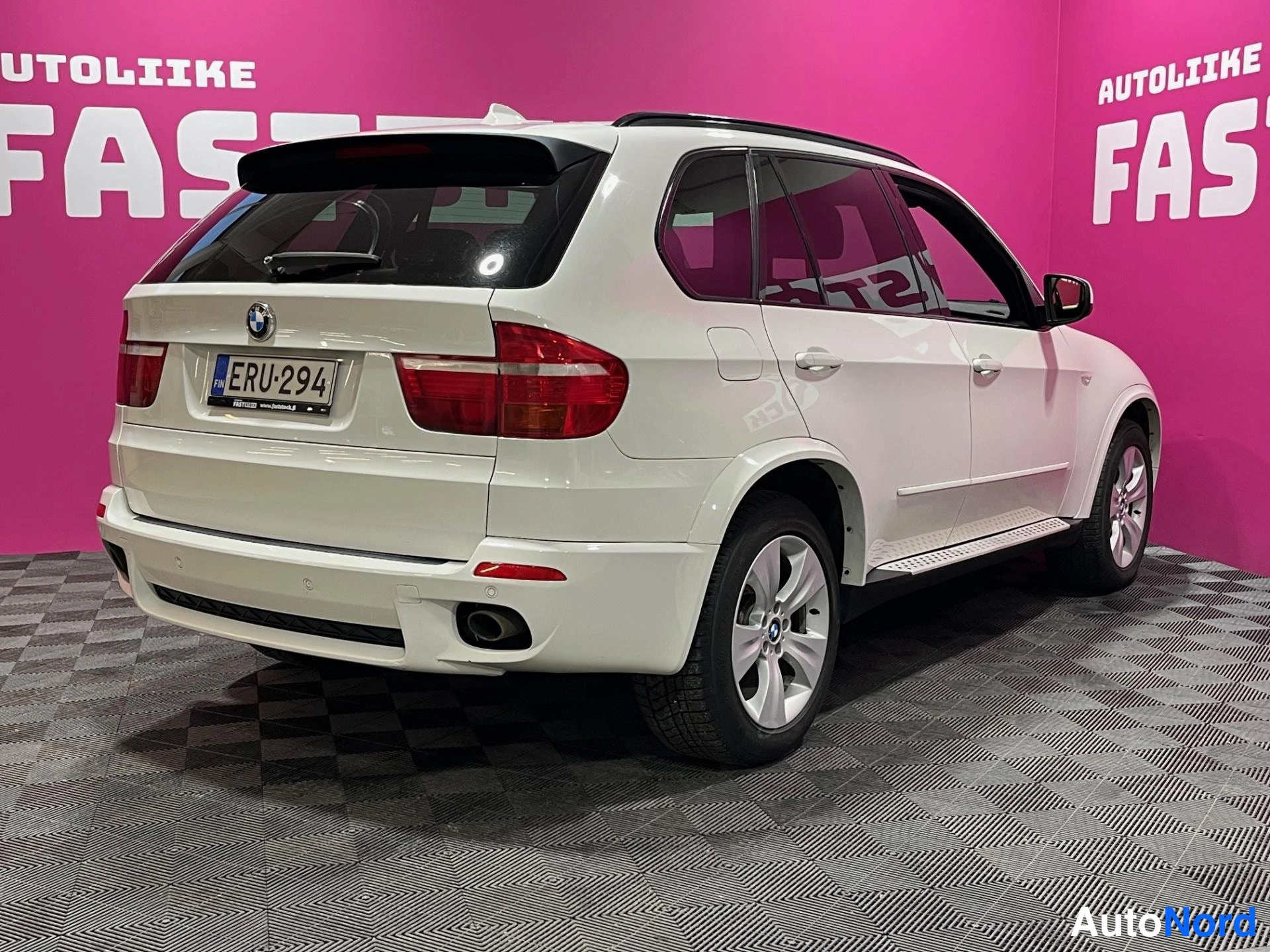 Valkoinen BMW X5 2008, takaviisto, kuva 4