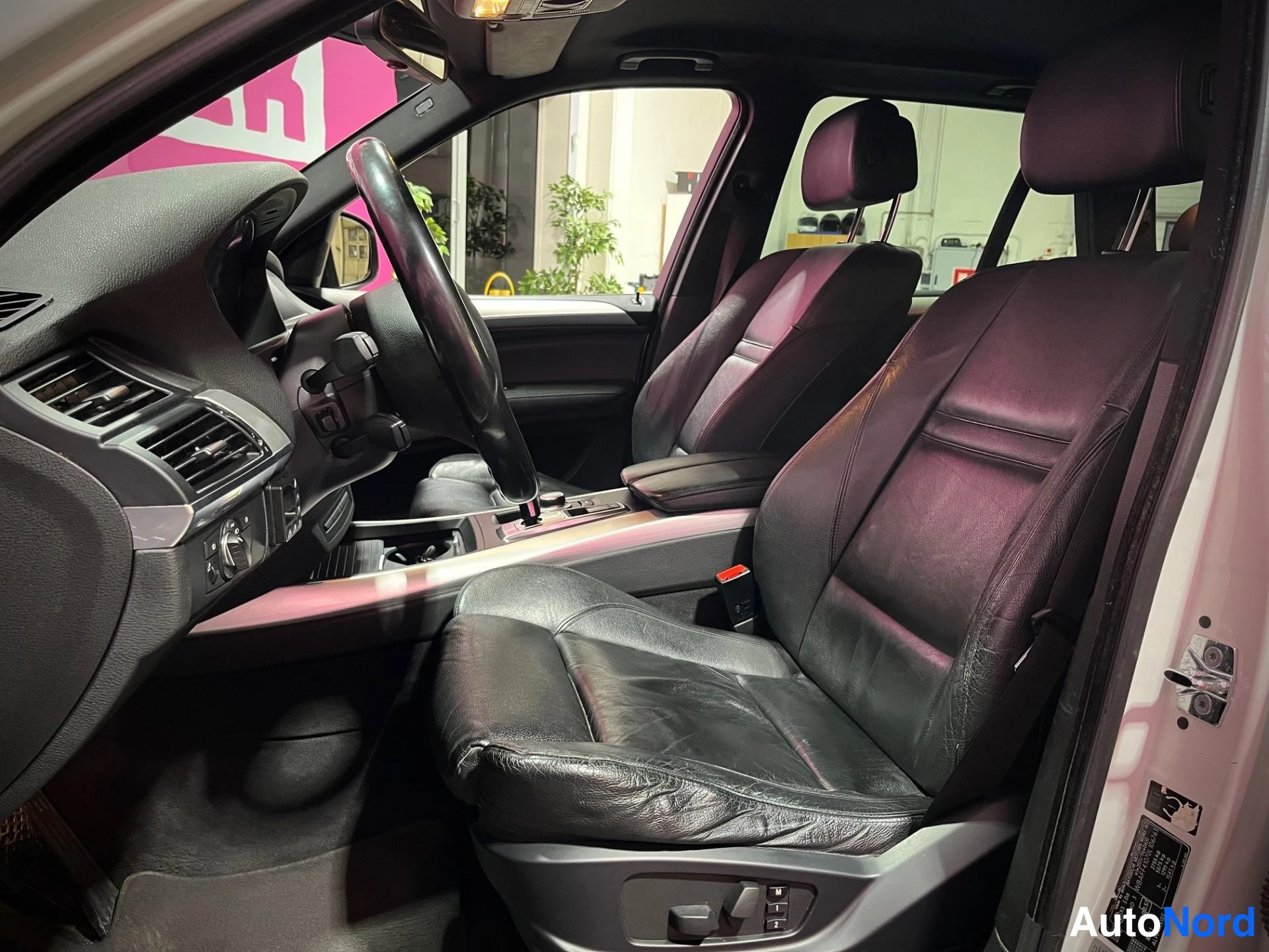 Valkoinen BMW X5 2008, etuistuimet, kuva 11
