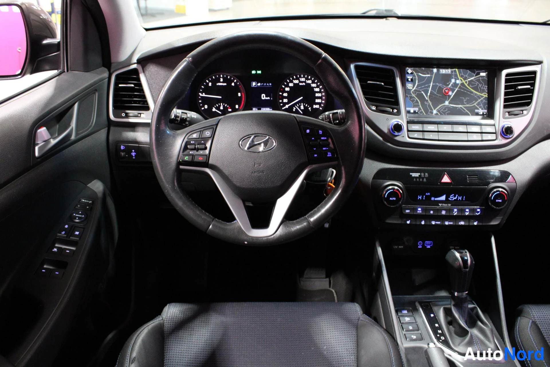 Ruskea Hyundai Tucson 2016, ohjaamo, kuva 9