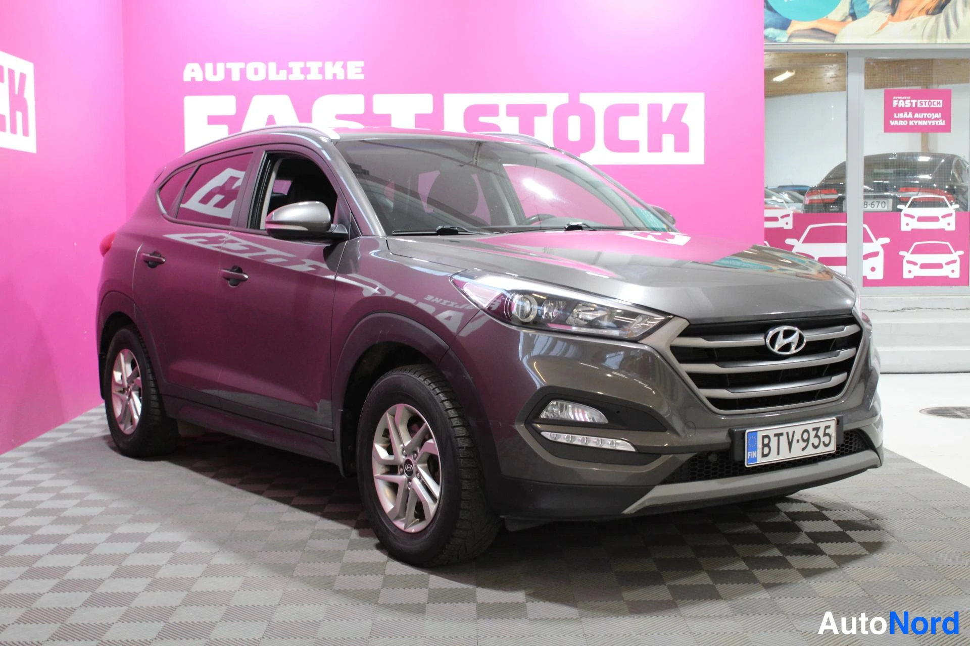 Ruskea Hyundai Tucson 2016, etuviisto, keula oikealle, kuva 2