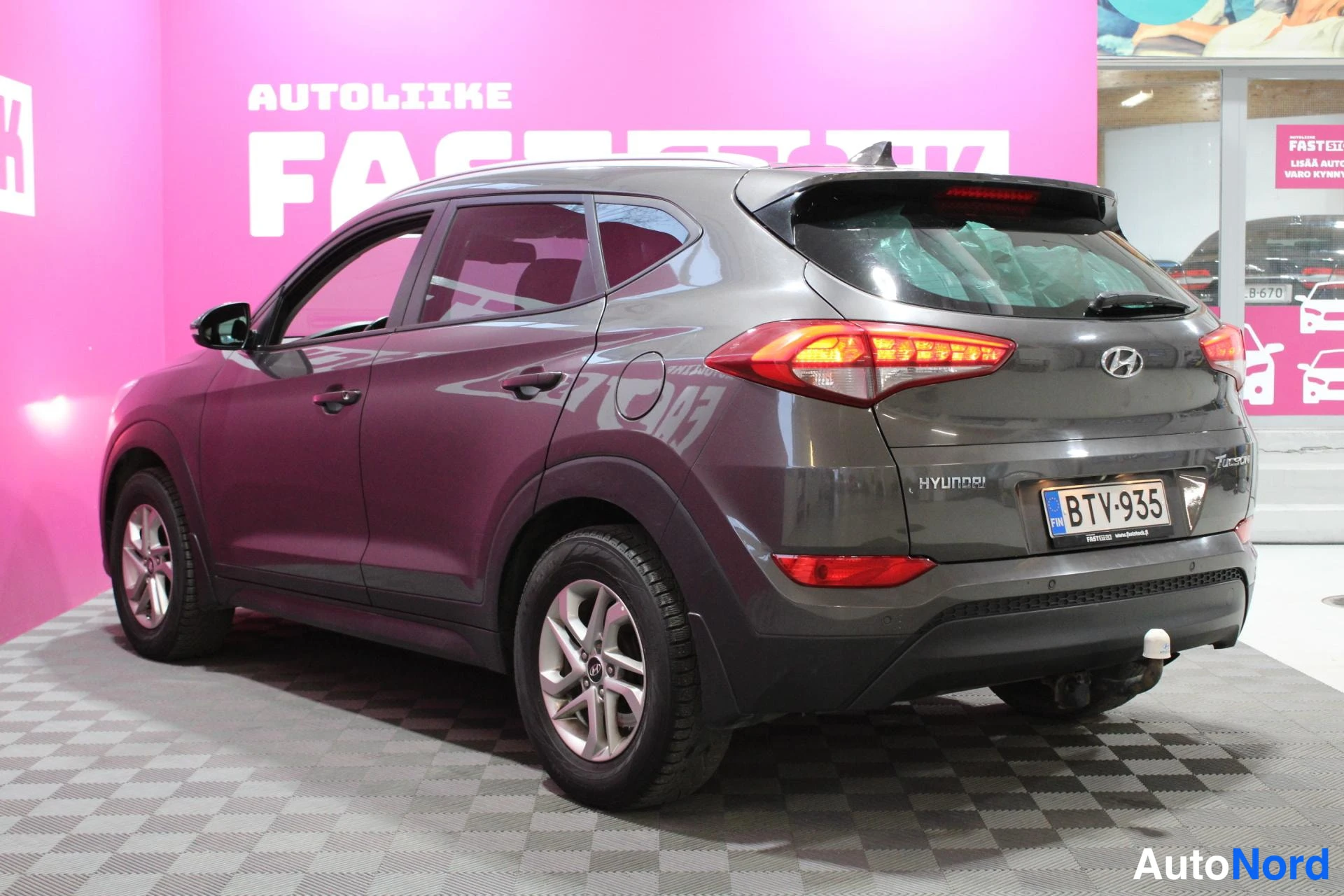 Ruskea Hyundai Tucson 2016, takaviisto, kuva 4