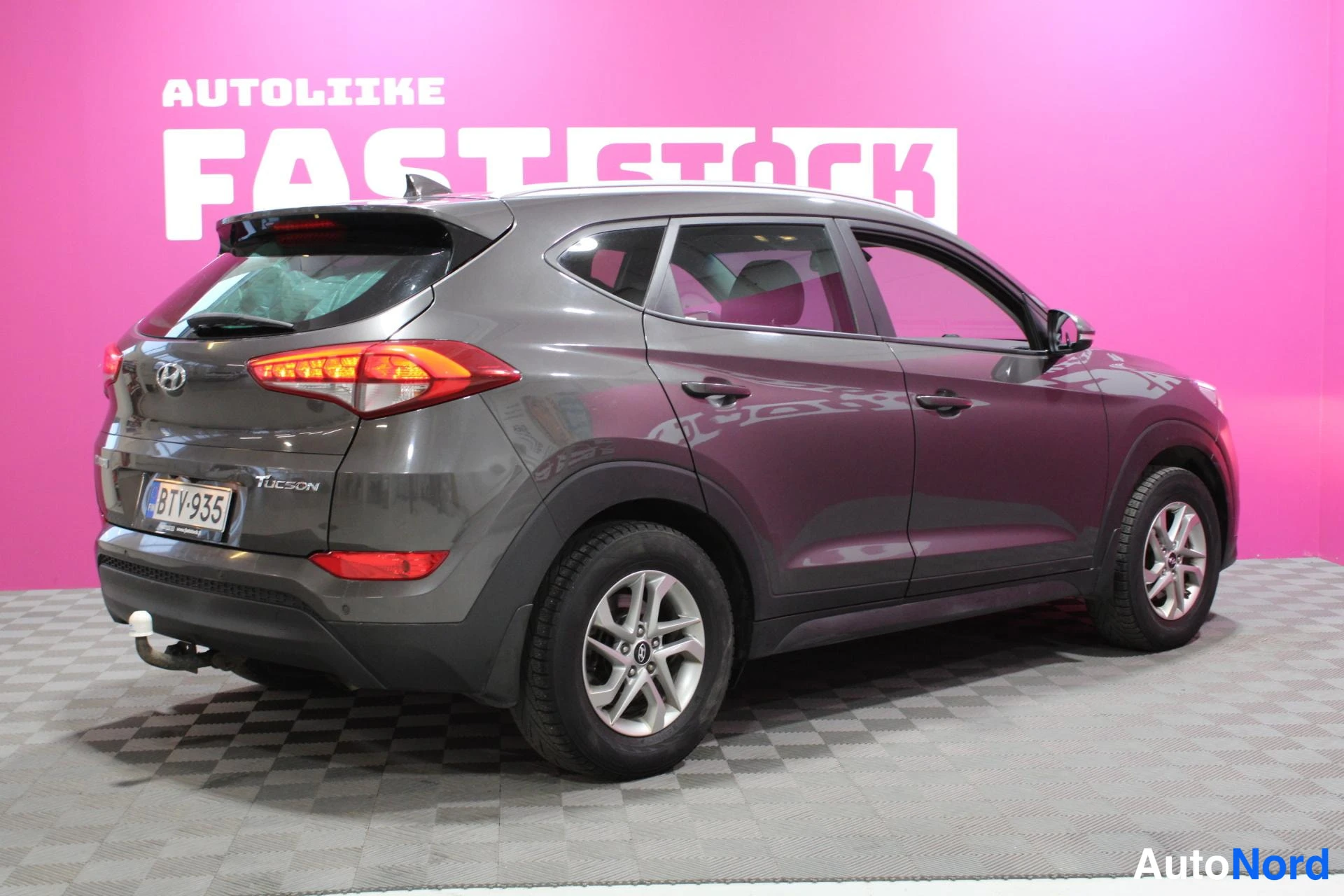 Ruskea Hyundai Tucson 2016, takaviisto, kuva 5