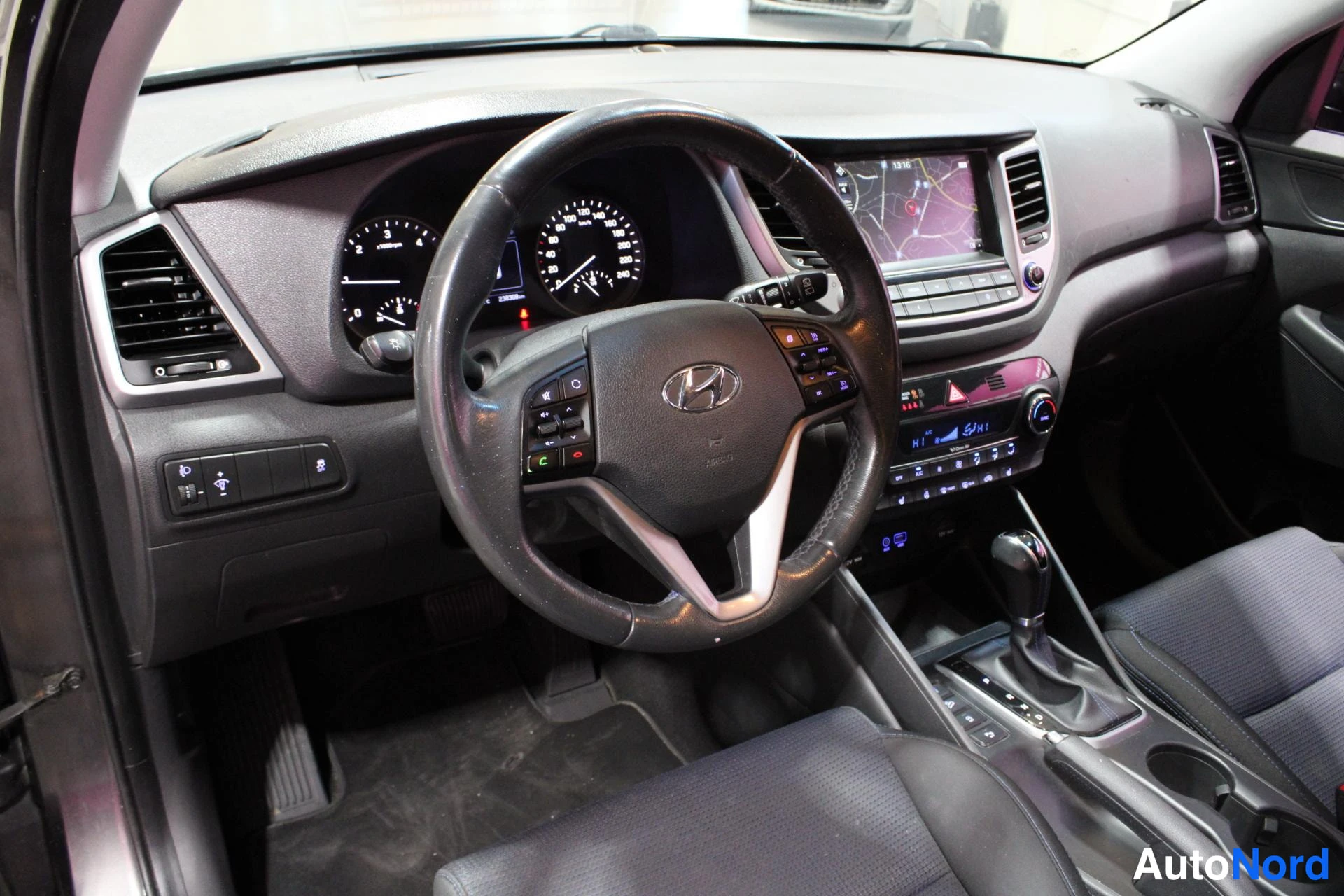 Ruskea Hyundai Tucson 2016, ohjaamo, kuva 7