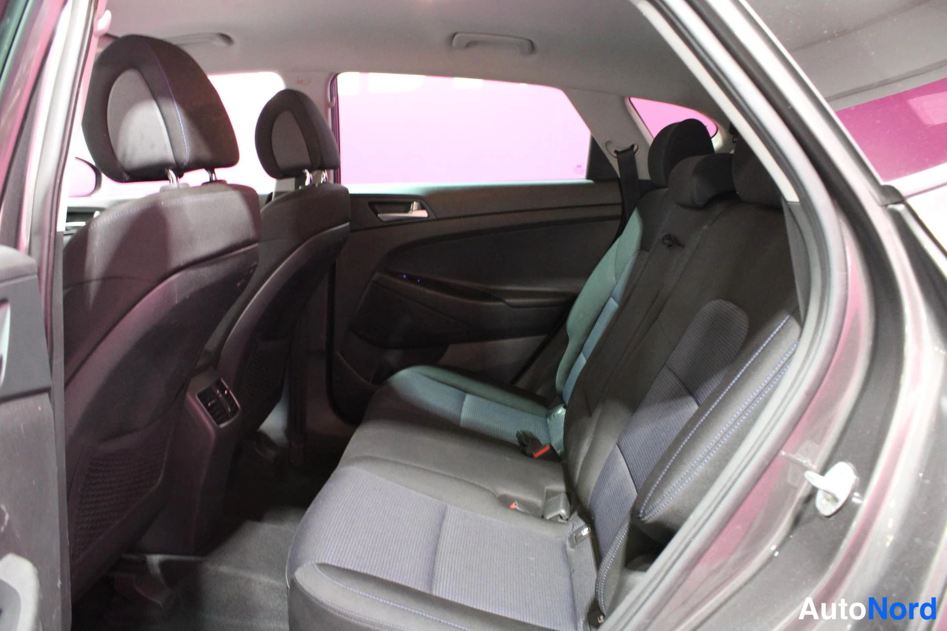 Ruskea Hyundai Tucson 2016, takaistuimet, kuva 11