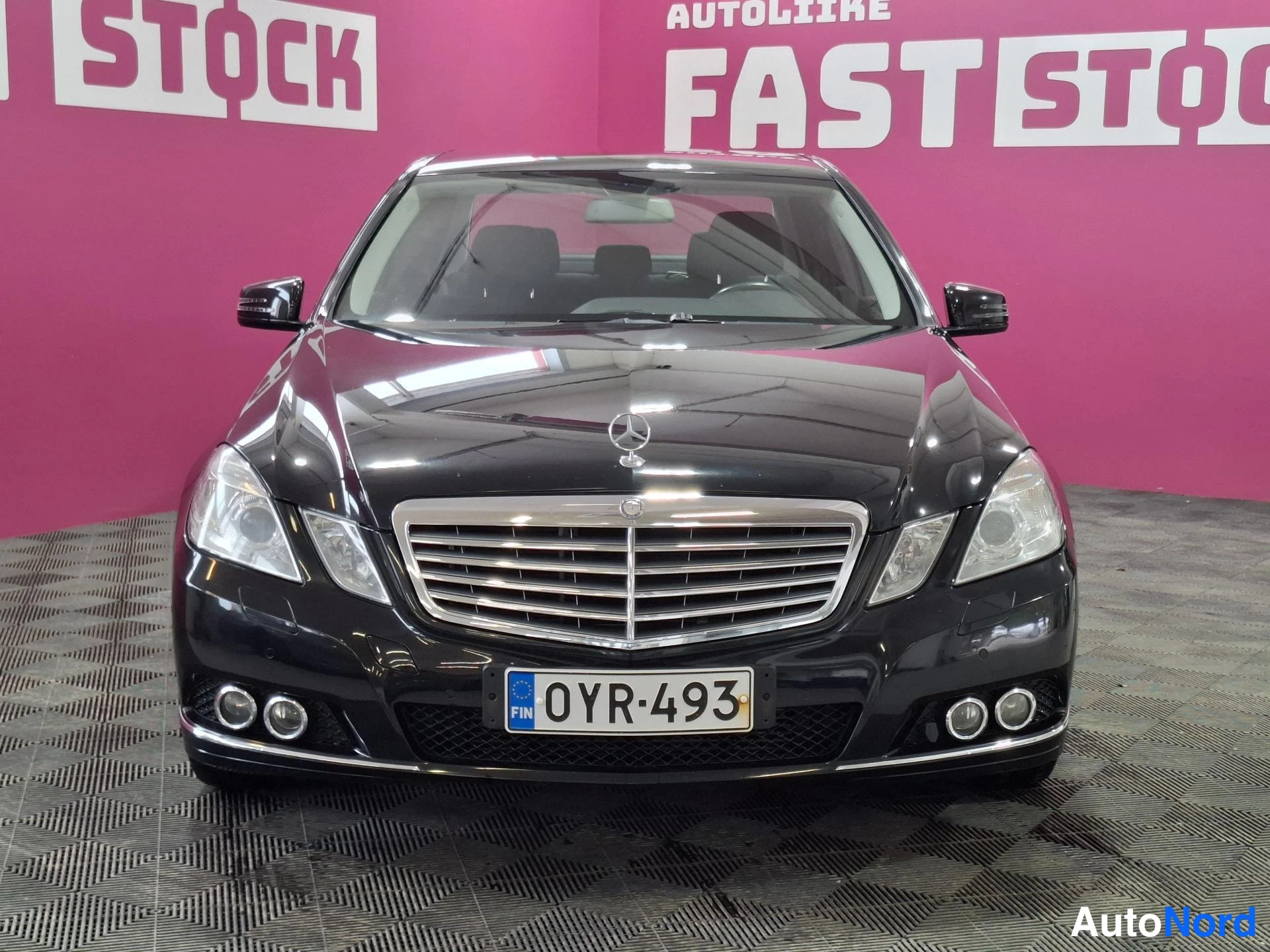 Musta Mercedes-Benz E 200 CDI 2010, edestä, kuva 3
