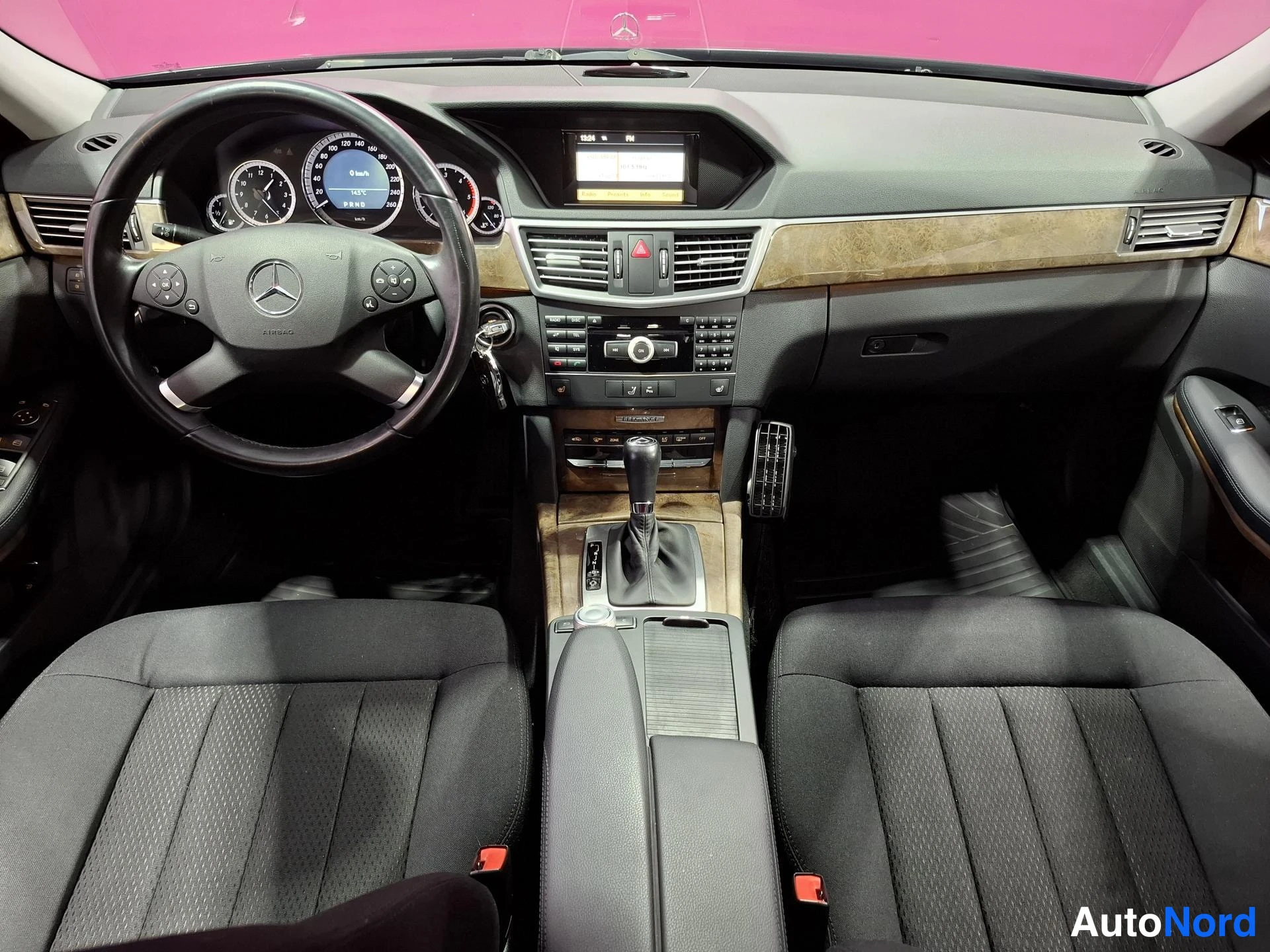 Musta Mercedes-Benz E 200 CDI 2010, ohjaamo, kuva 8