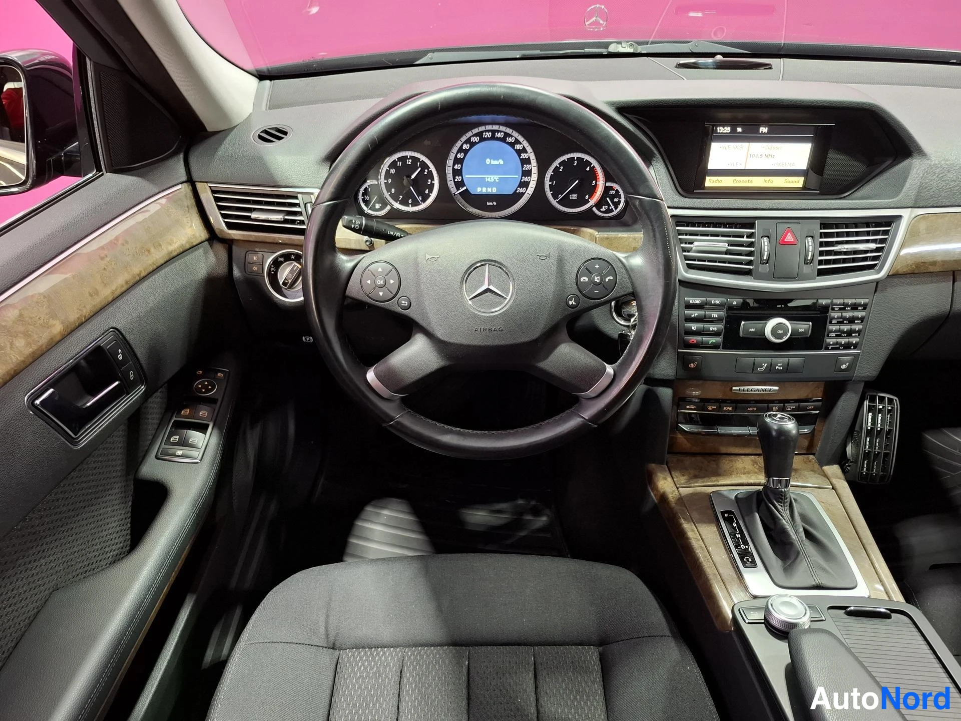 Musta Mercedes-Benz E 200 CDI 2010, ohjaamo, kuva 9