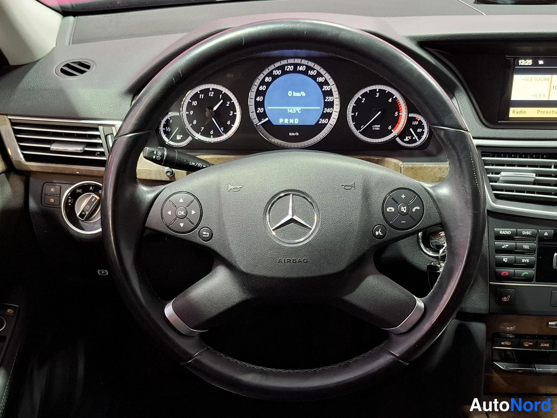 Musta Mercedes-Benz E 200 CDI 2010, ohjaamo, kuva 10