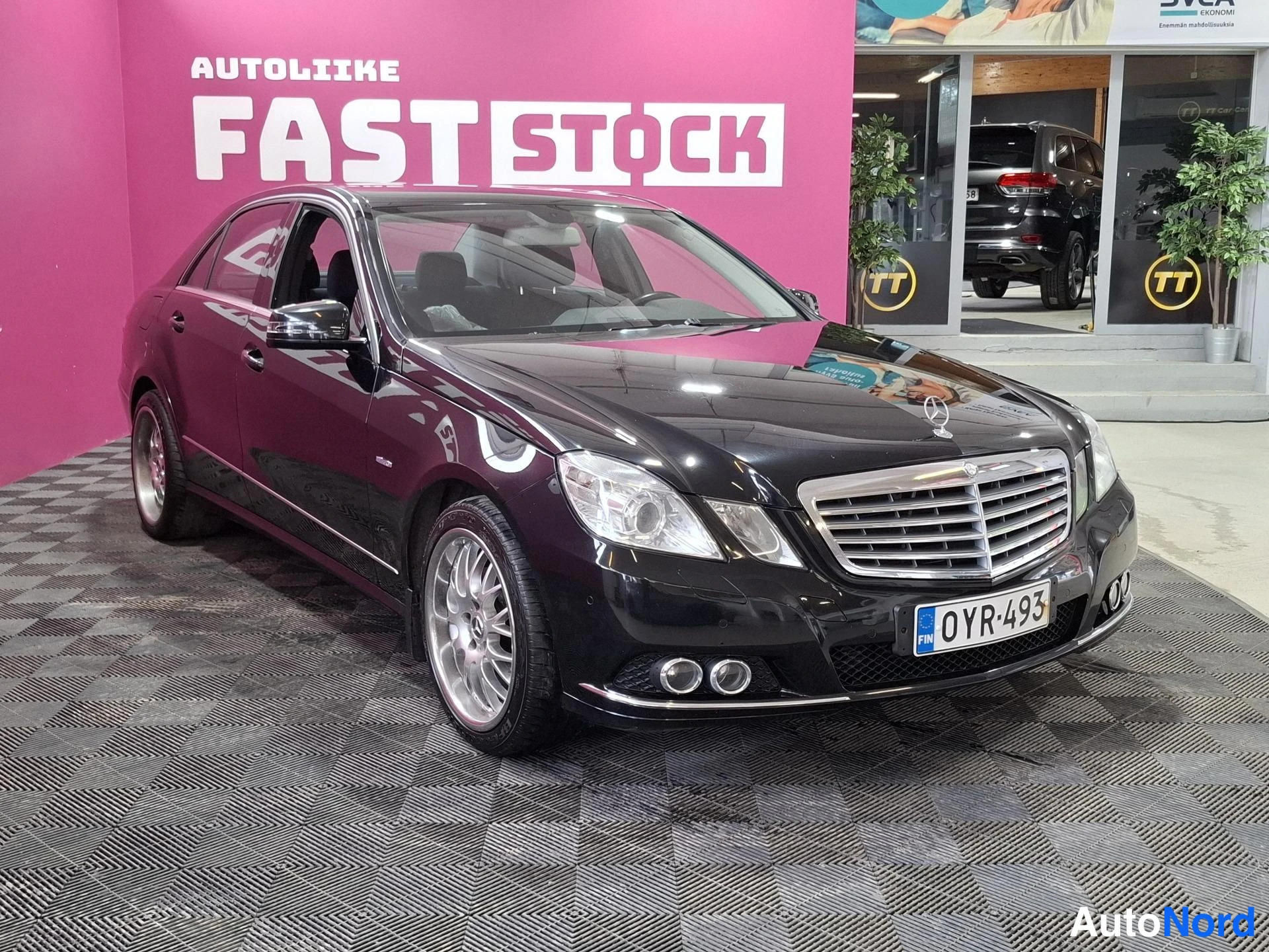 Musta Mercedes-Benz E 200 CDI 2010, etuviisto, keula oikealle, kuva 2